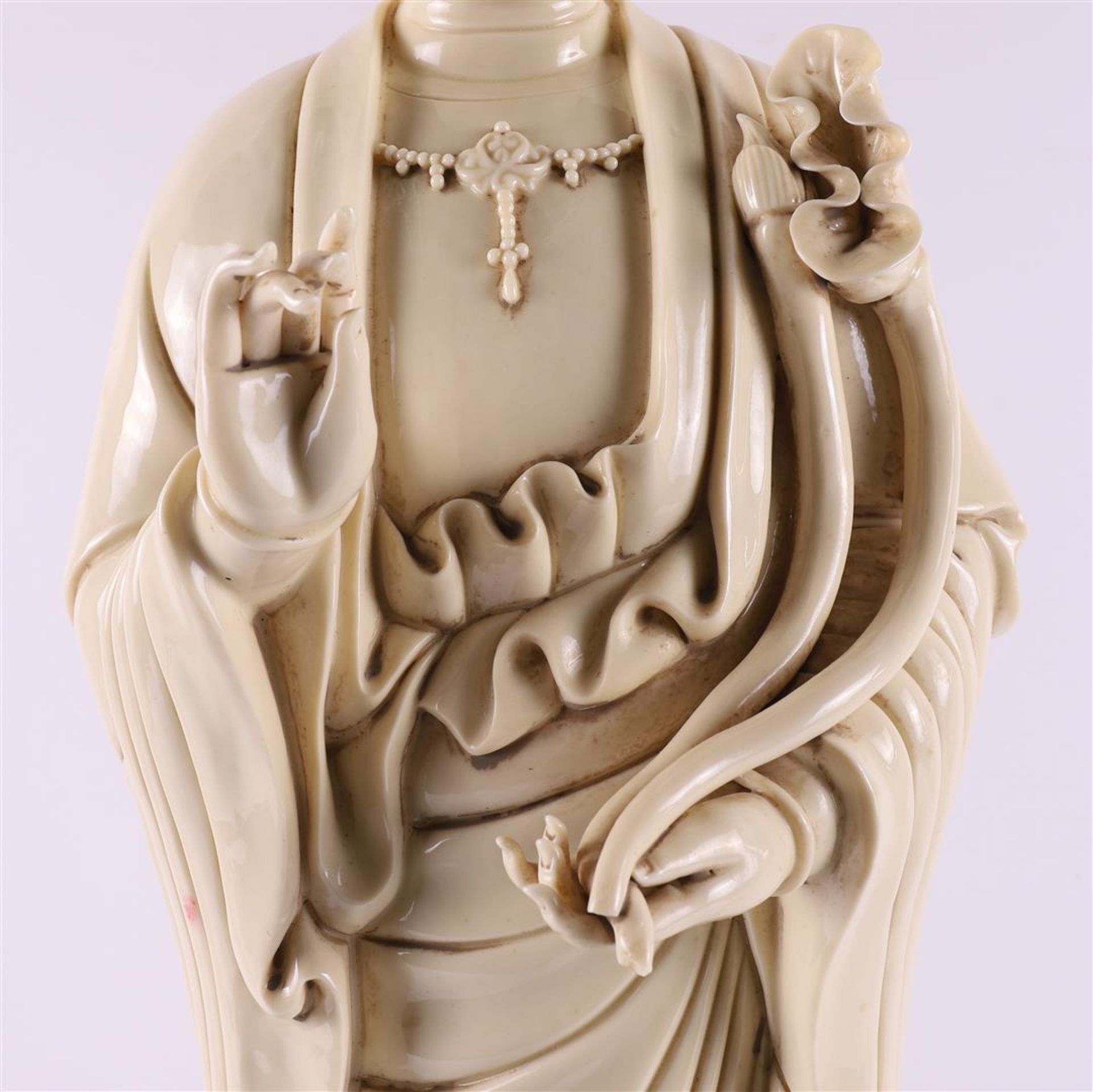 A white Chinese Kwan Yin standing on a lotus crown, China, 20th century. - Bild 4 aus 15