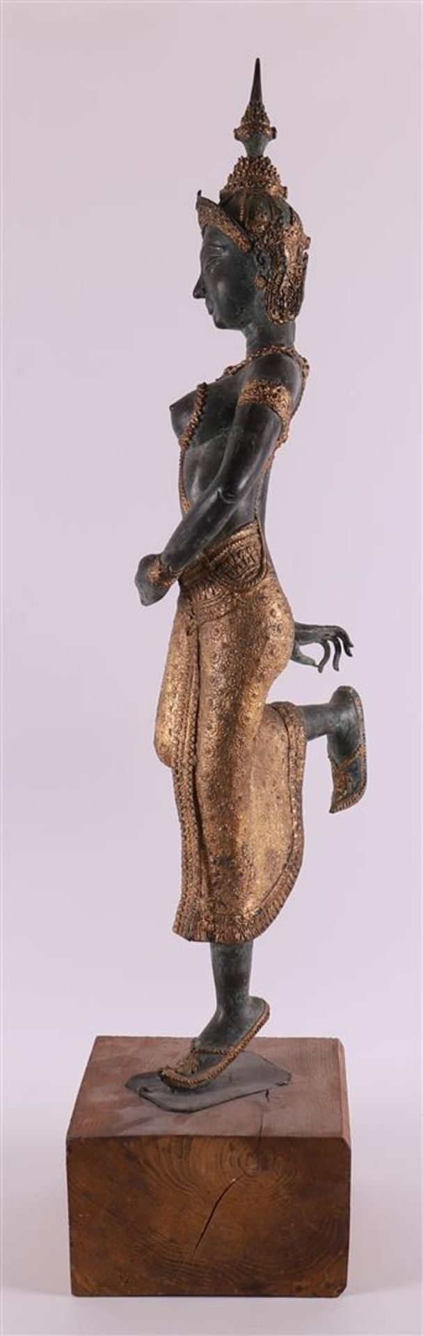 A green patinated standing dancer, India, 2nd half of the 20th century. - Bild 2 aus 4