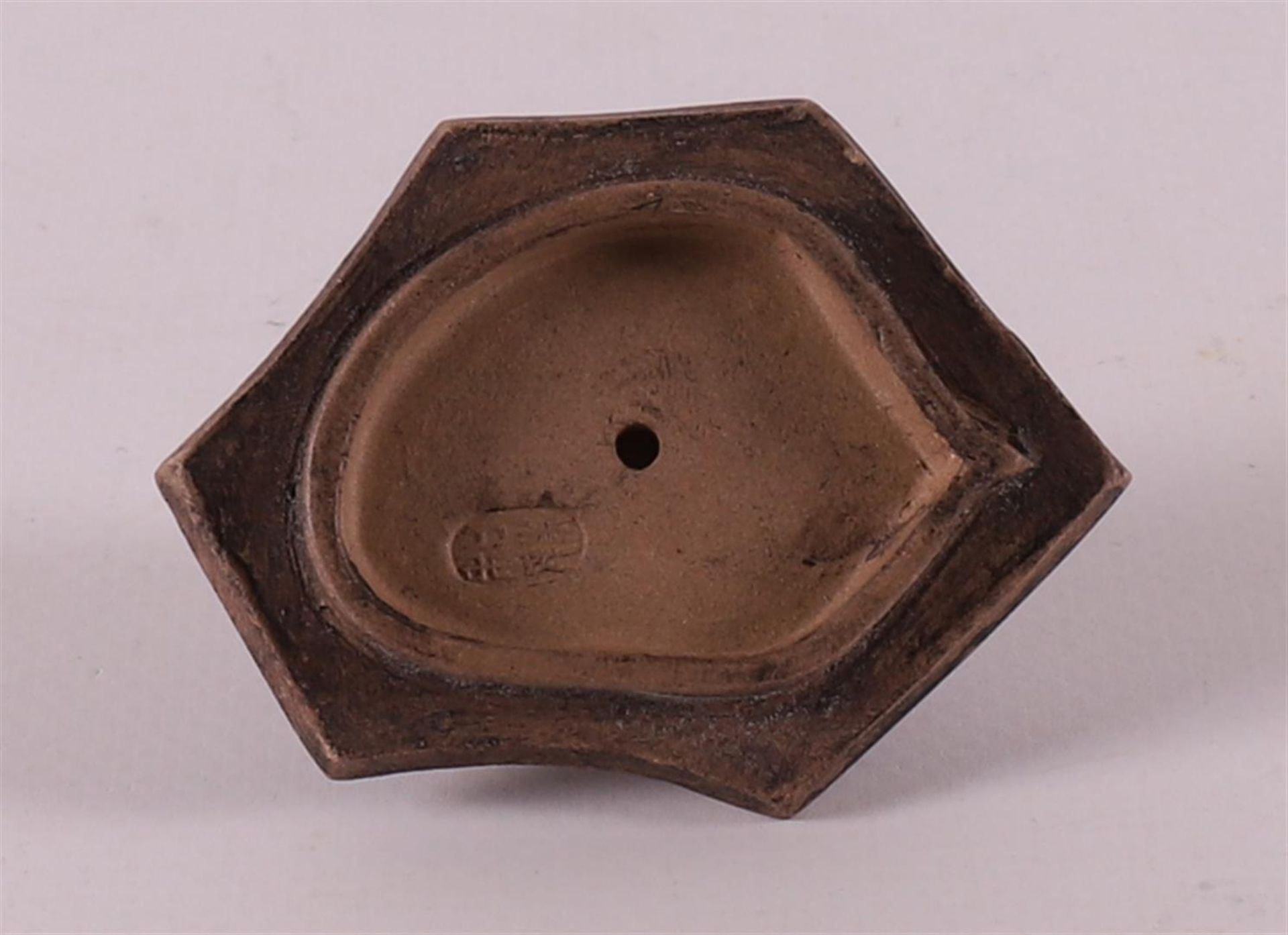 A yixing stoneware tree trunk-shaped teapot, China, 20th century. - Bild 11 aus 11