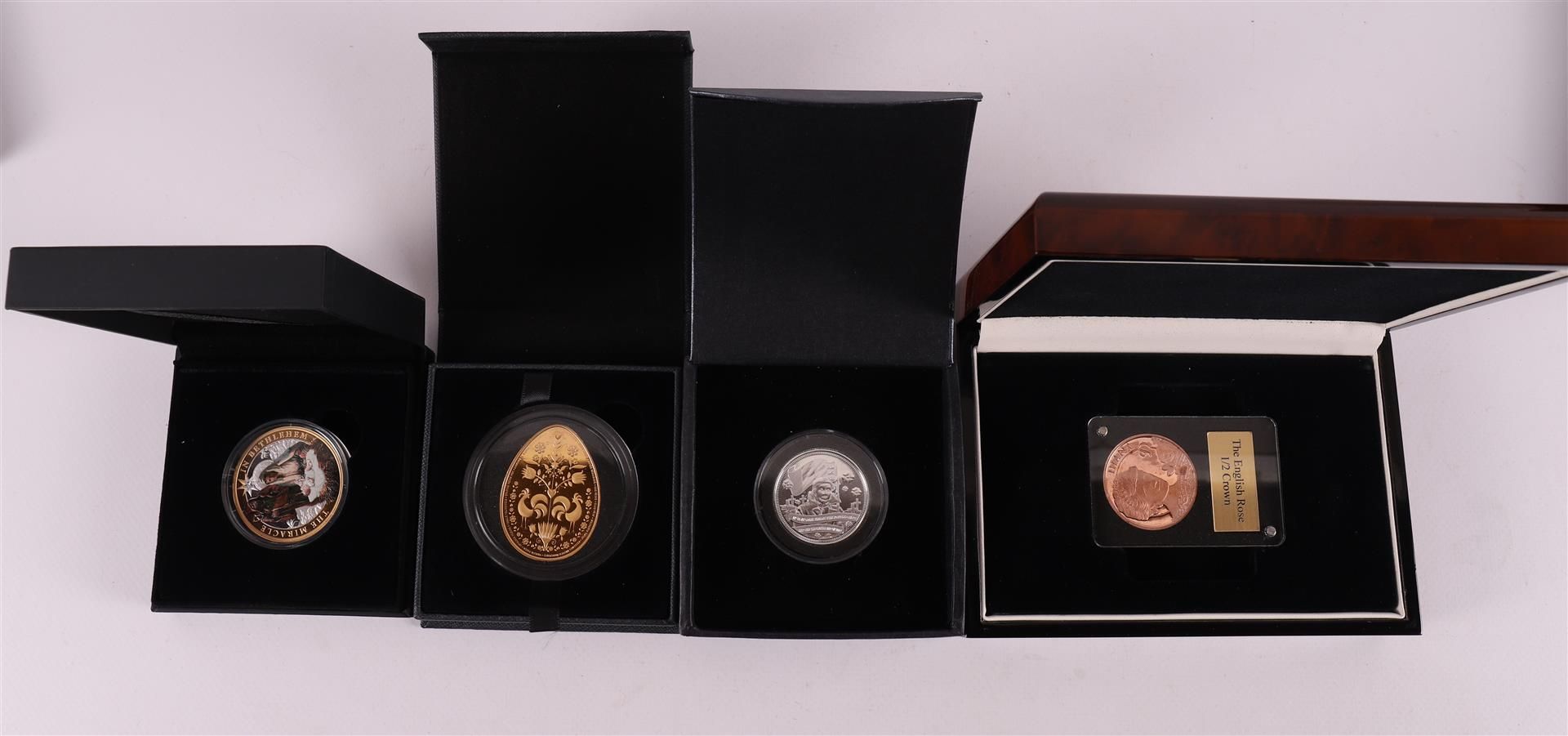 A collection of 50 pieces of various tokens and medals. - Bild 8 aus 11