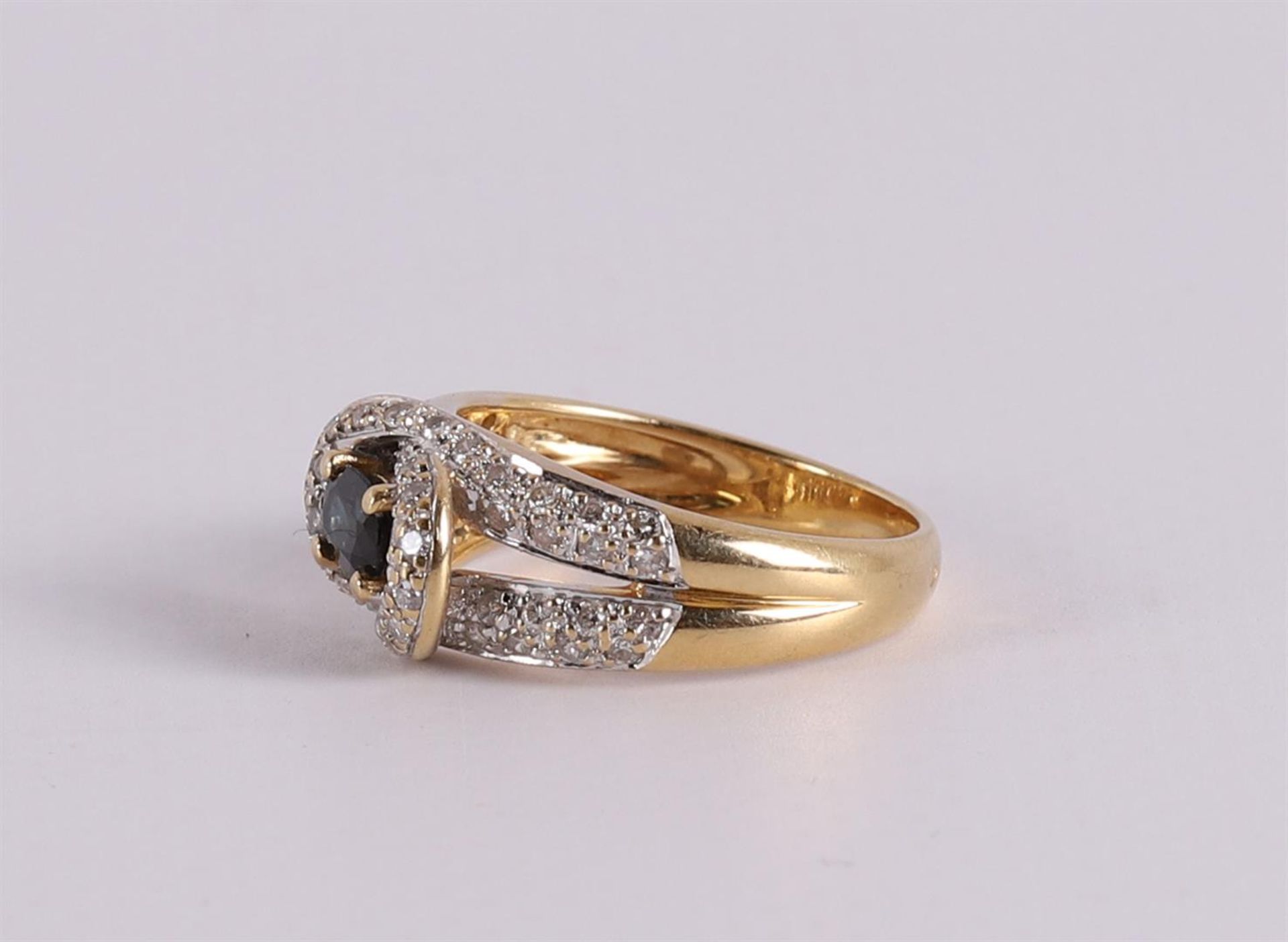 An 18 kt gold ring with an oval facet cut blue sapphire. - Bild 2 aus 2