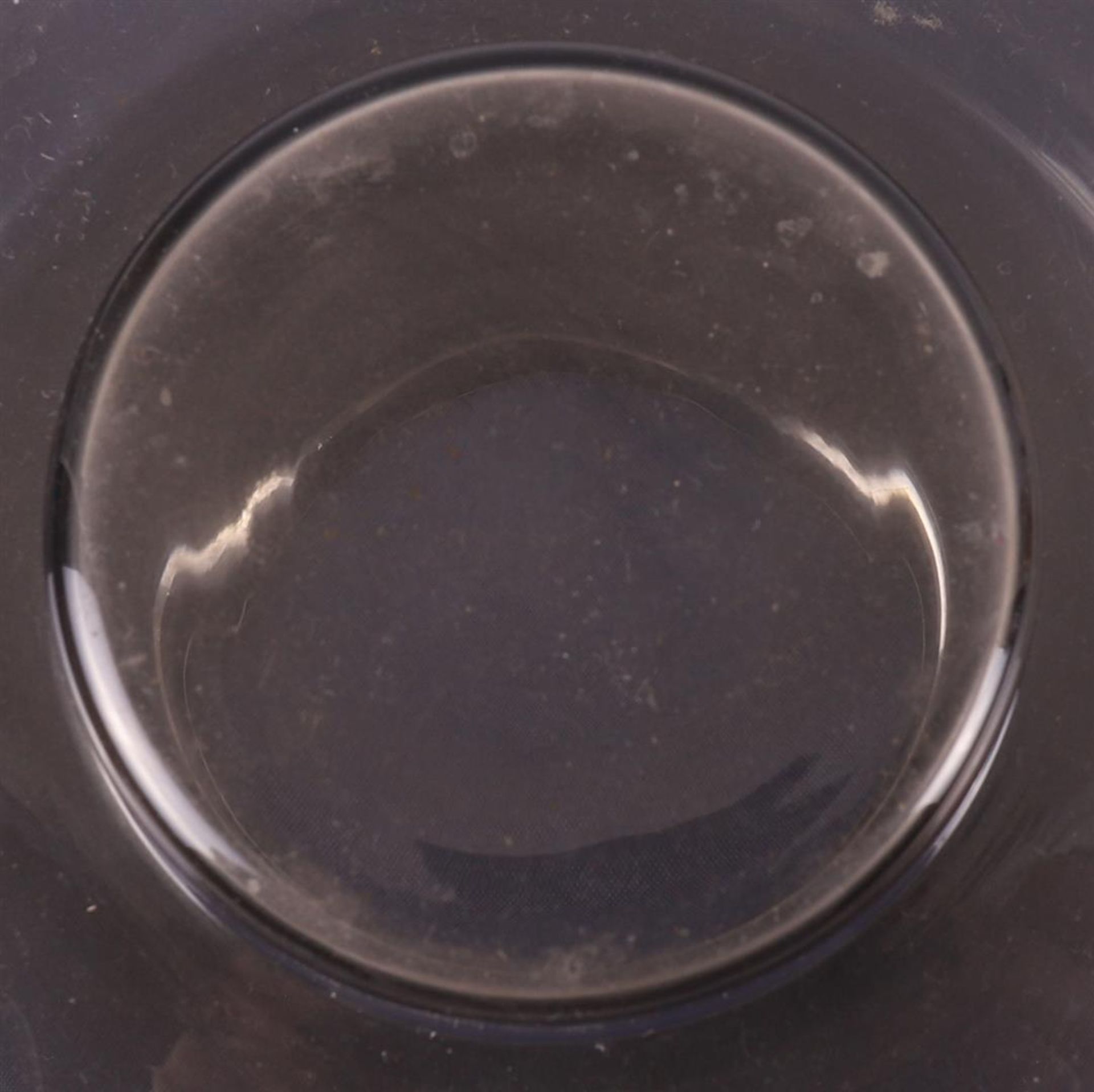 A cylindrical gray-violet glass vase, design: A.D. Copier, ca. 1930. - Bild 3 aus 5