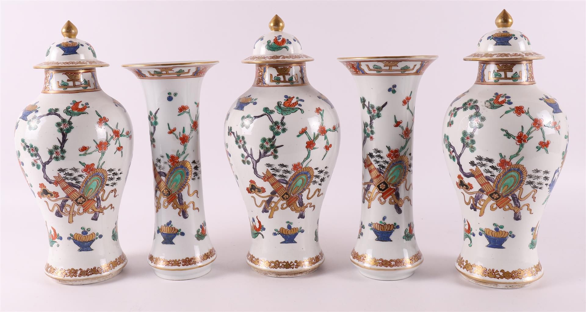 A five-piece export porcelain Chinose cabinet set, France, Samson, 19th century. - Image 3 of 10