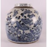 A blue/white porcelain ginger jar with lid, China, 19th century.