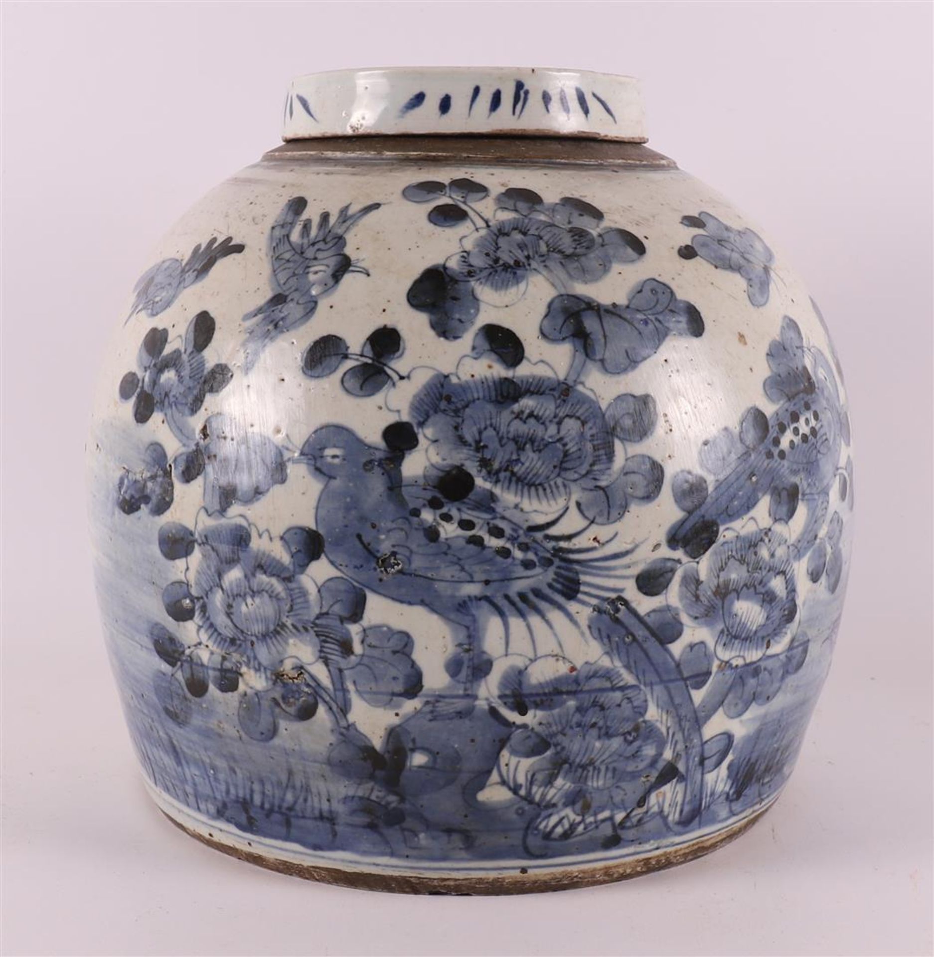 A blue/white porcelain ginger jar with lid, China, 19th century.