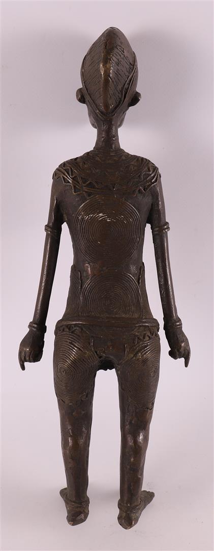 A lot of ethnographic items, including Benin bronze and spear, Africa, 20th/21st - Bild 3 aus 3