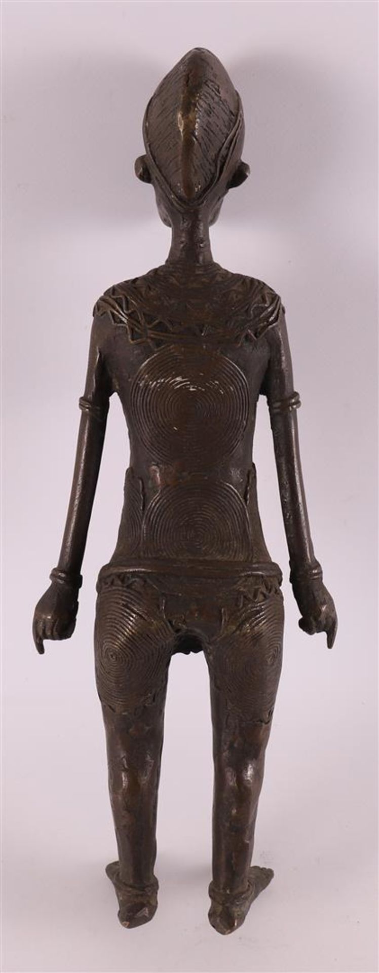 A lot of ethnographic items, including Benin bronze and spear, Africa, 20th/21st - Bild 3 aus 3