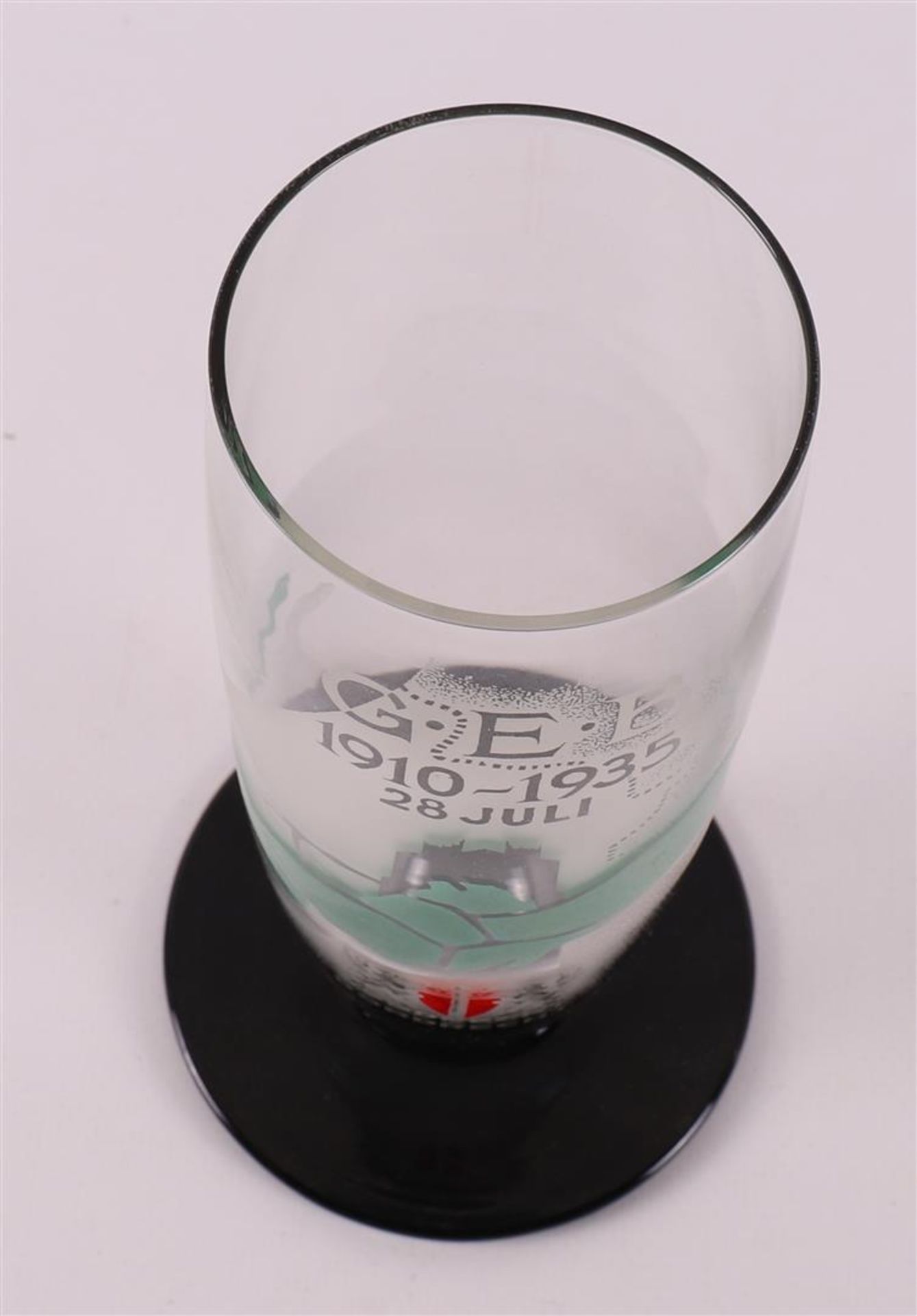 A clear glass occasional cup 'GEB', design: A.D. Copier. - Image 3 of 5