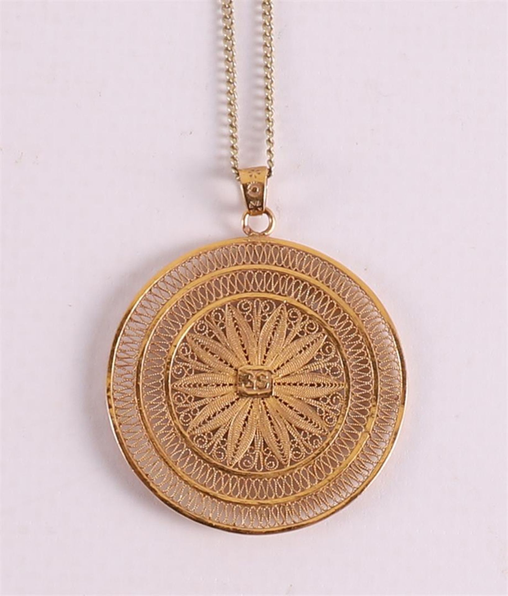 An 18 carat 750/1000 gold filigree pendant on a 14 carat 585/1000 gold necklace. - Bild 3 aus 3