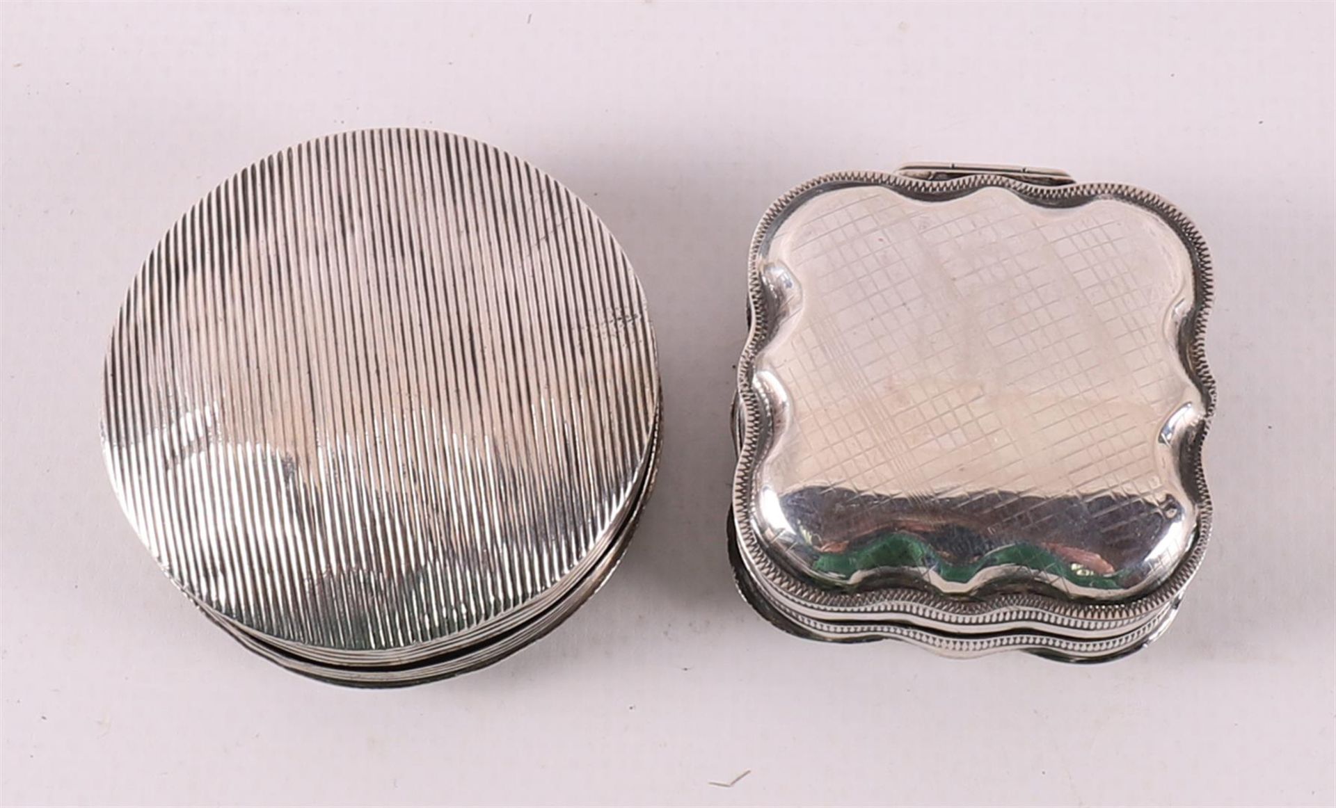 A silver round fluted peppermint box, year letter 1829. - Bild 3 aus 3