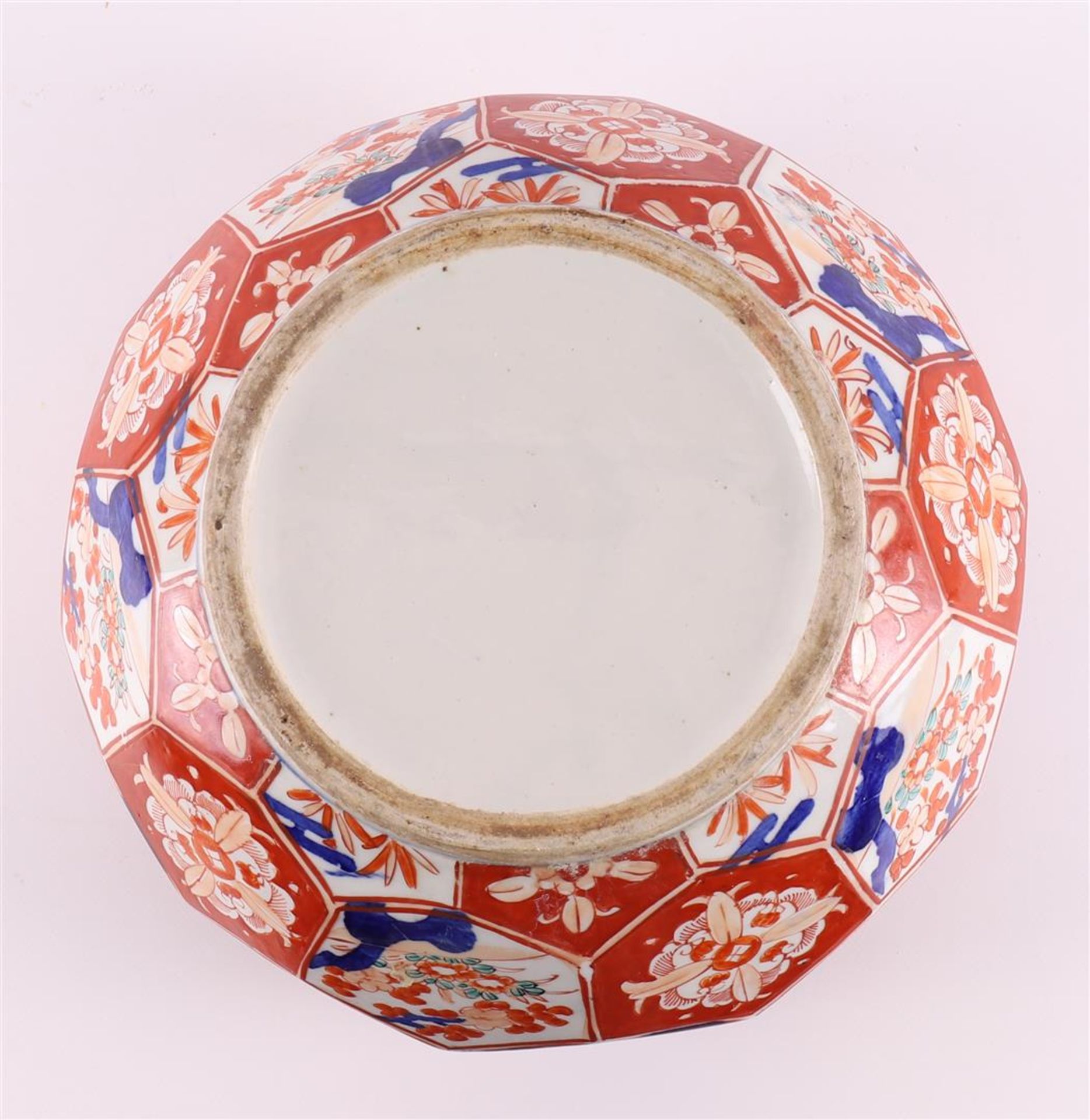 A faceted porcelain Imari cachepot, Japan, Meiji, 19th century. - Image 7 of 7