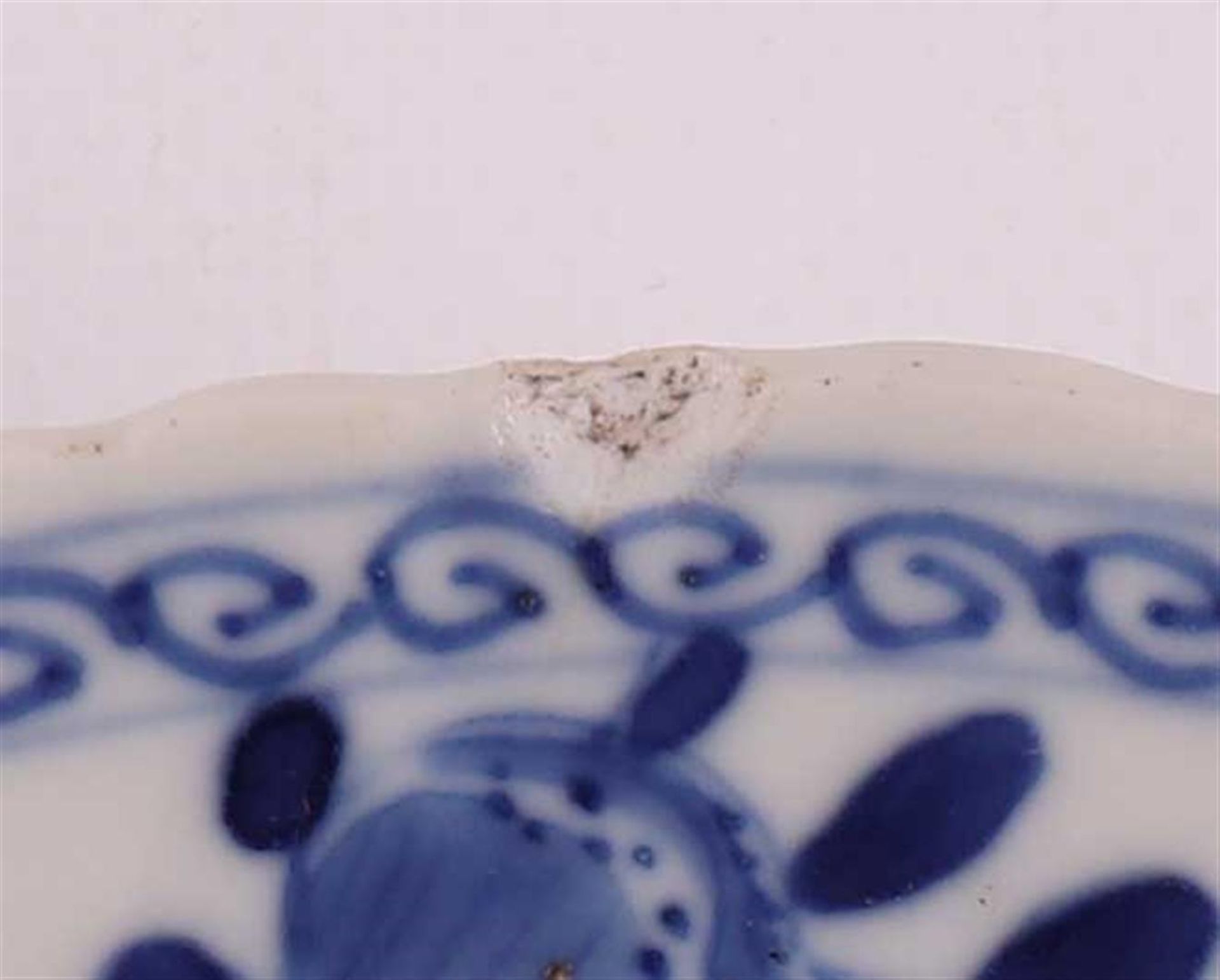A blue/white porcelain contoured dish, China, Kangxi, around 1700. - Bild 4 aus 4