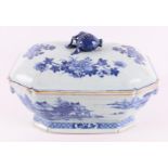 A blue/white porcelain tureen, China, Qianlong, 18th century.