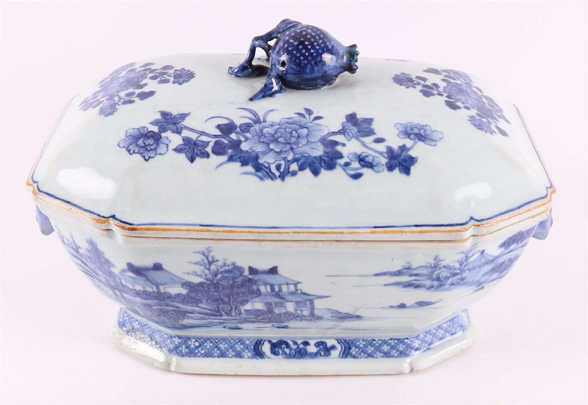 A blue/white porcelain tureen, China, Qianlong, 18th century.