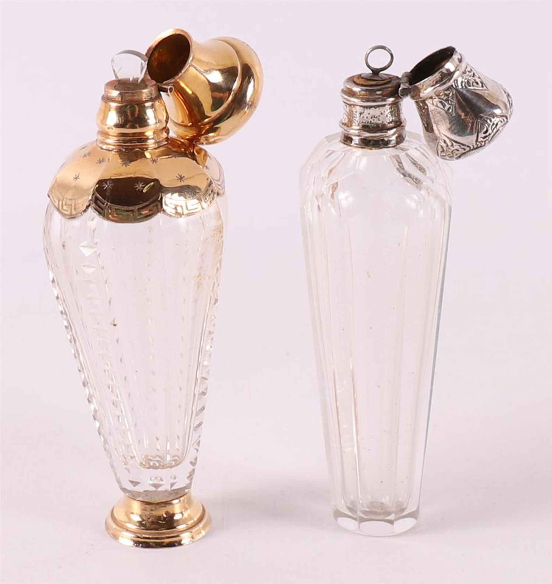 A clear crystal odor flask with gold lid and frame, around 1900. - Bild 2 aus 2