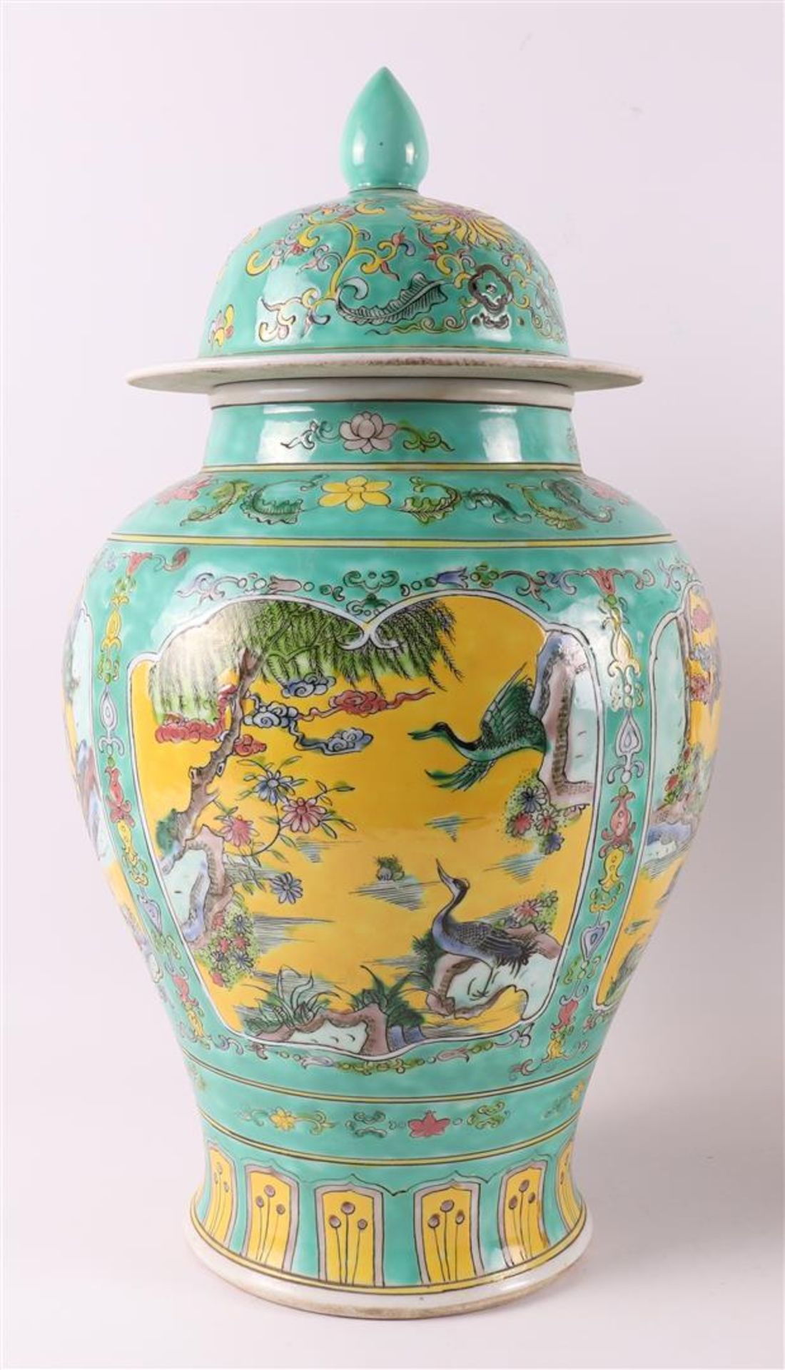 A pair of verte and jaune glazed lidded vases, China, around 1900. - Image 4 of 17