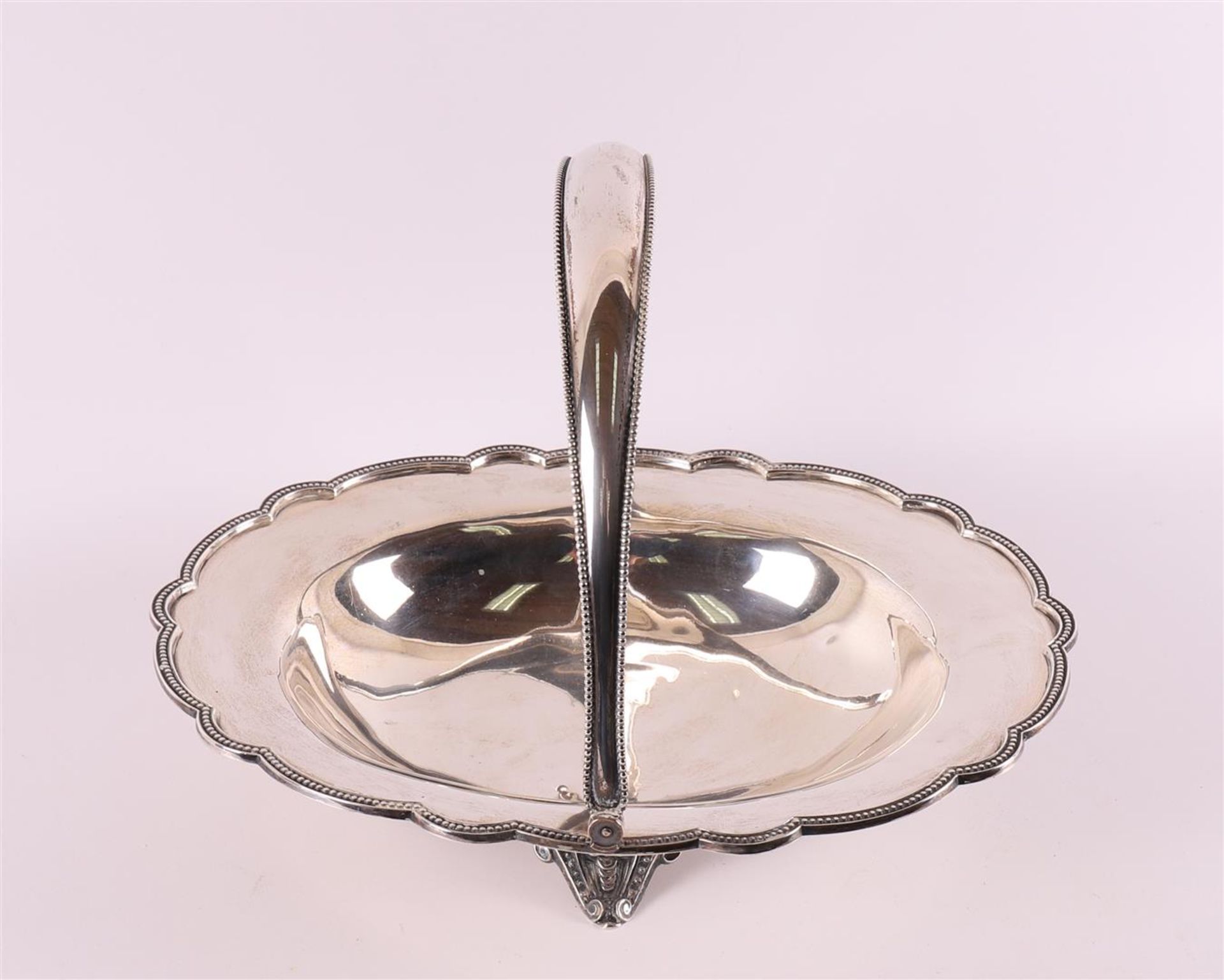 An oval second grade 835/1000 silver handle bowl, around 1900. - Bild 2 aus 4