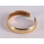 A 14 kt 585/1000 gold wedding ring, 3.6 grams.
