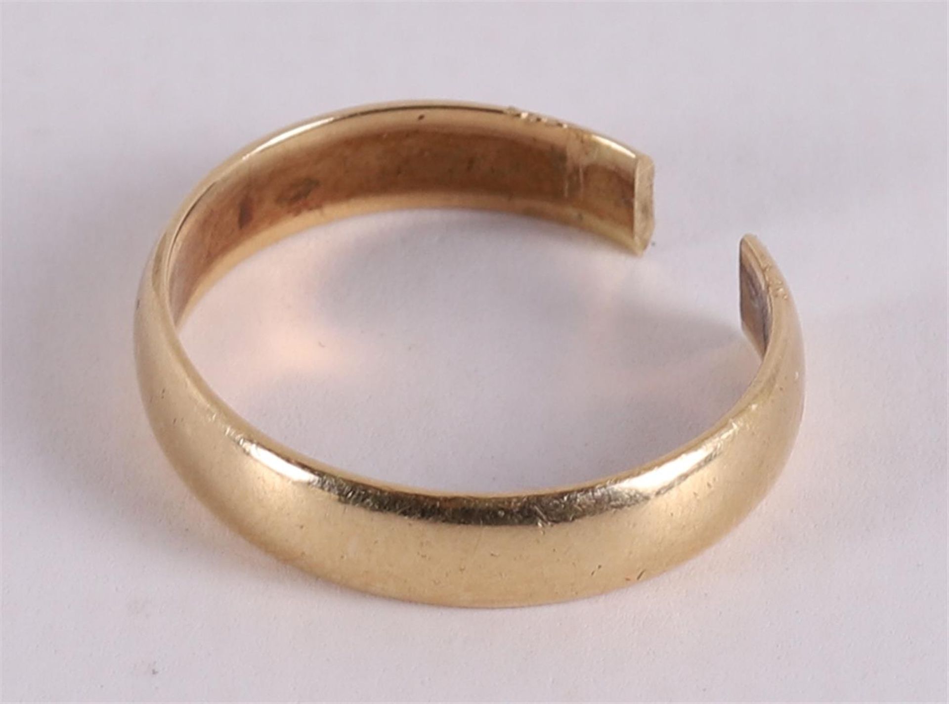 A 14 kt 585/1000 gold wedding ring, 3.6 grams.