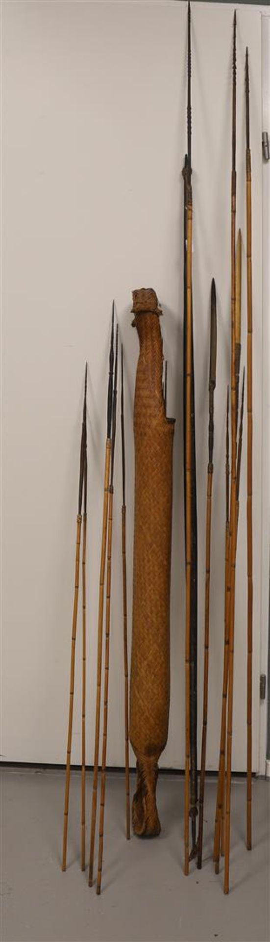 Papua New Guinea. A bow with arrows and wicker quiver, 2nd half of the 20th cent - Image 2 of 2