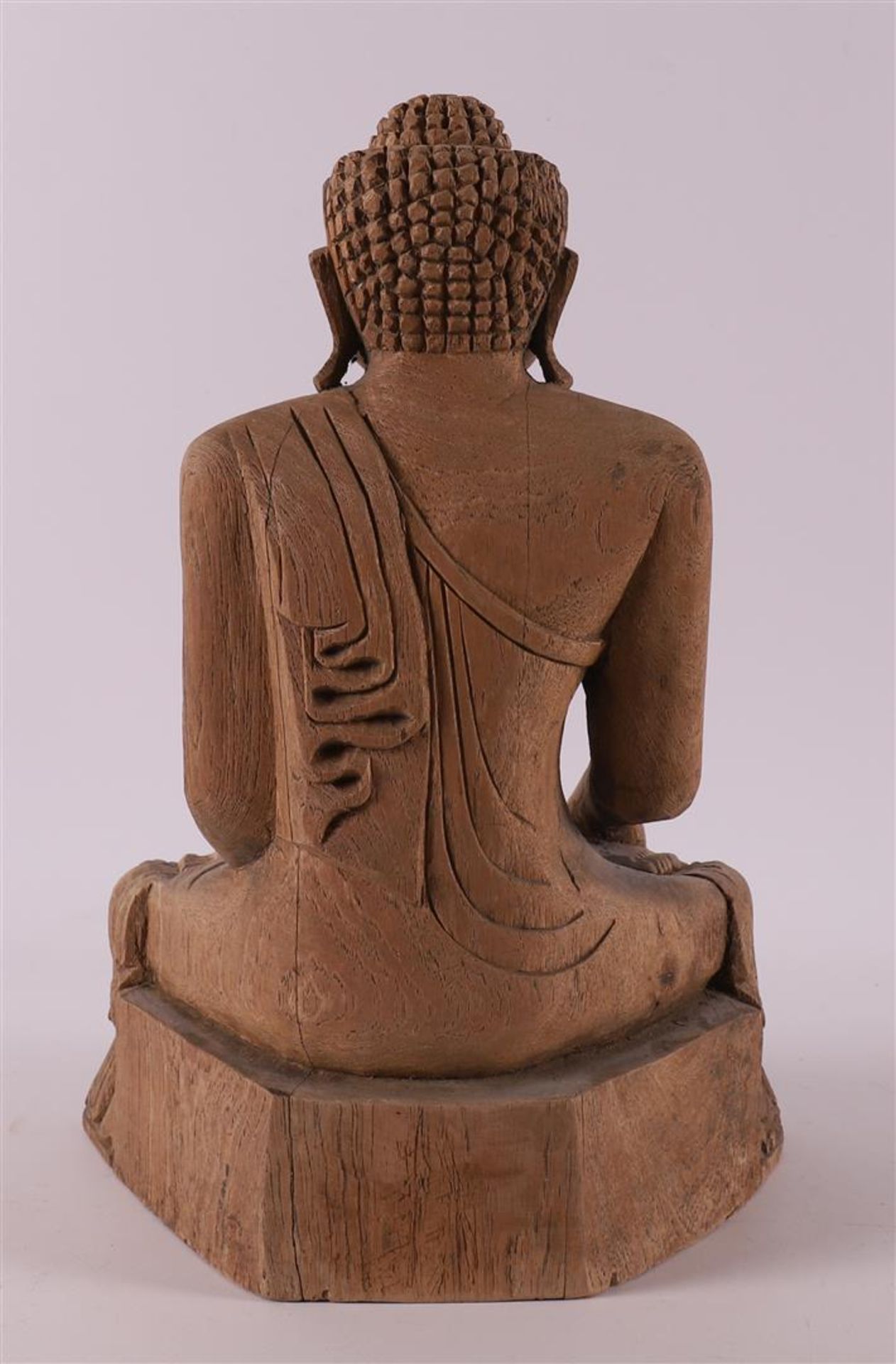A carved wooden seated Buddha, Nepal/India, 20th century. - Bild 2 aus 4
