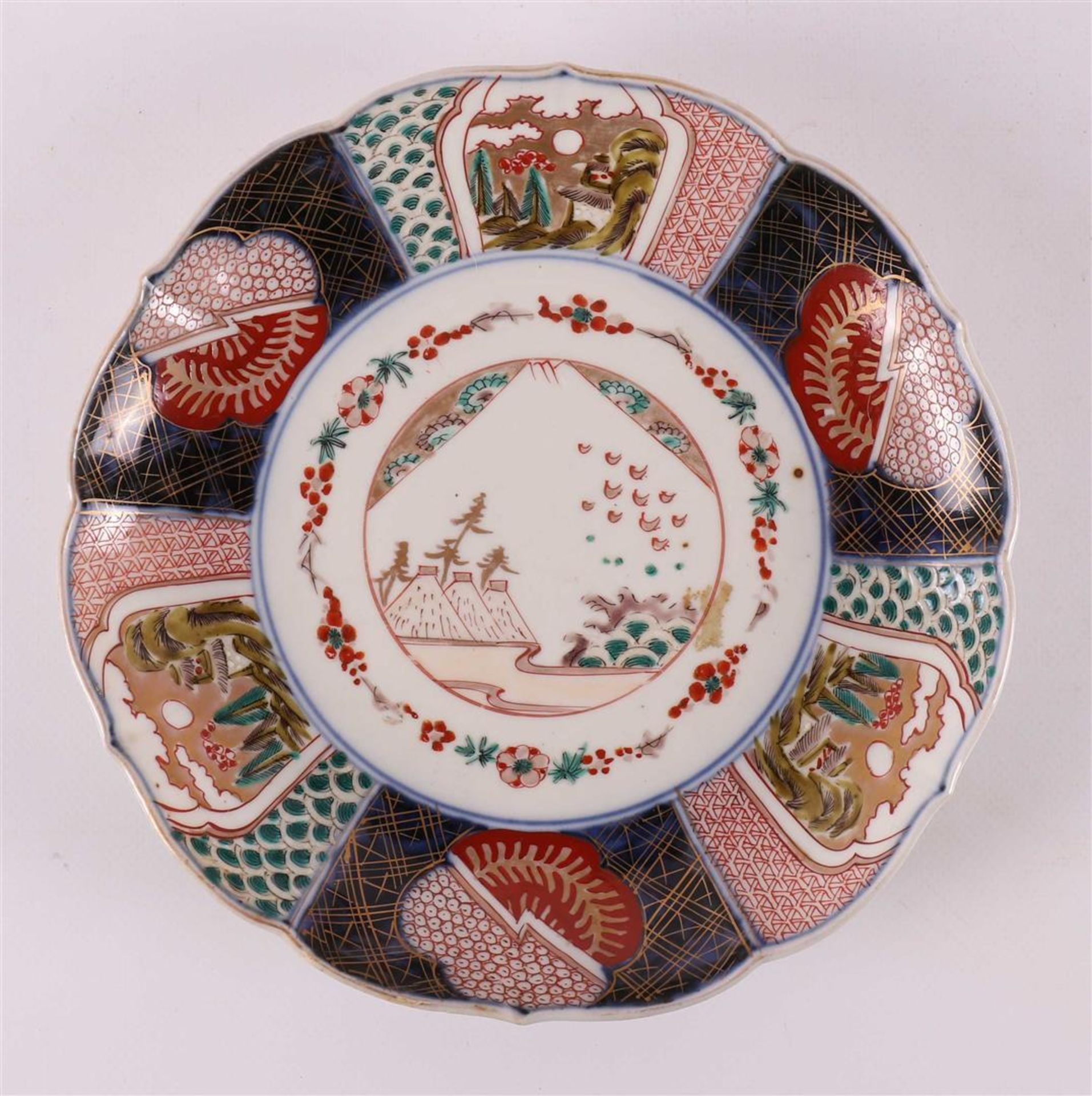 A series of three contoured Imari dishes, Japan, Meiji, late 19th century. - Image 4 of 7
