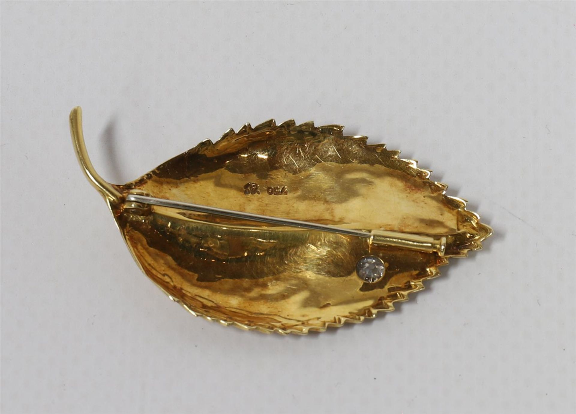 An 18 kt matte gold leaf brooch with brilliant cut diamonds. - Image 2 of 2