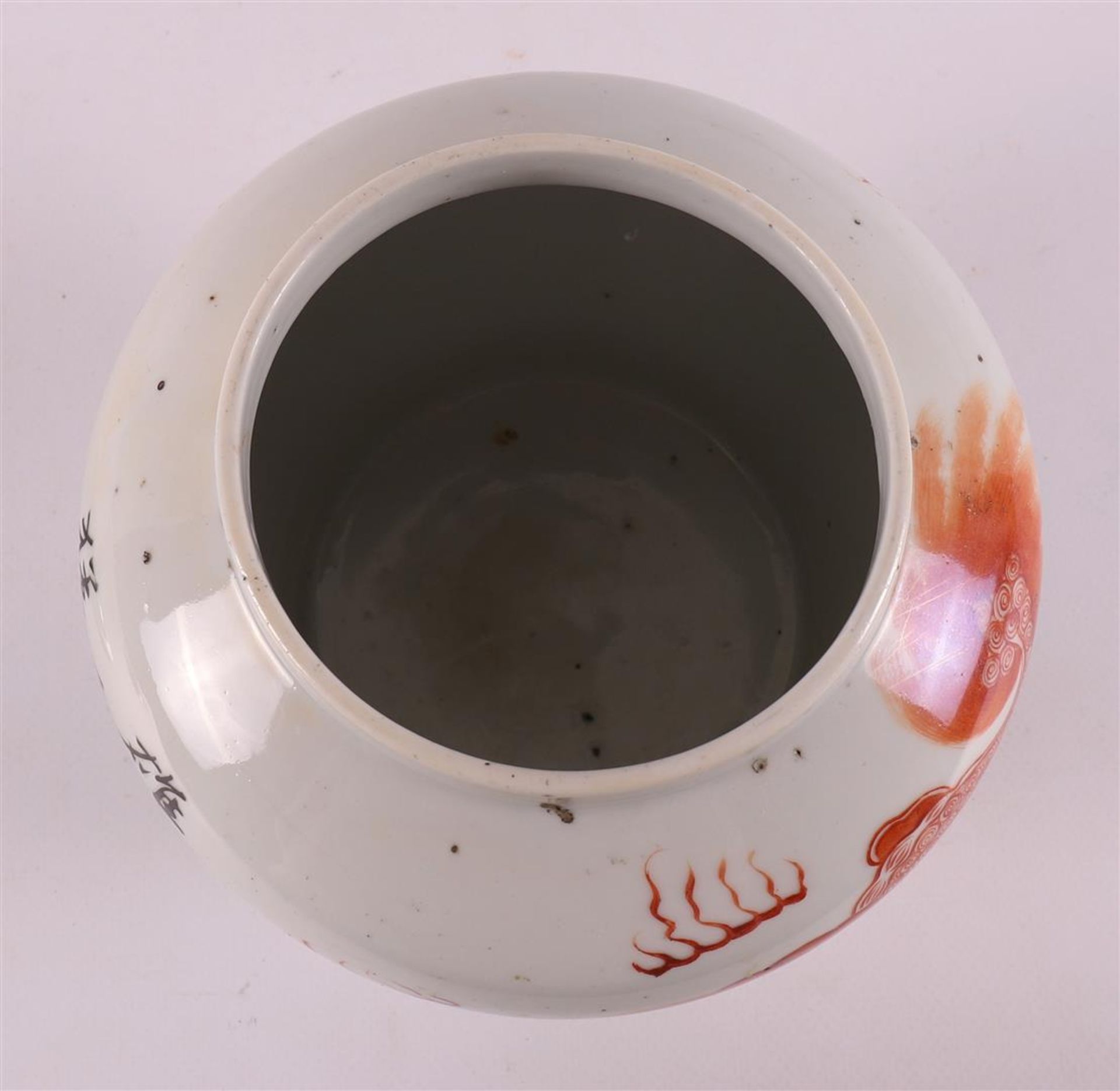 A porcelain lidded jar (not matching), China, late 19th century. - Bild 5 aus 8