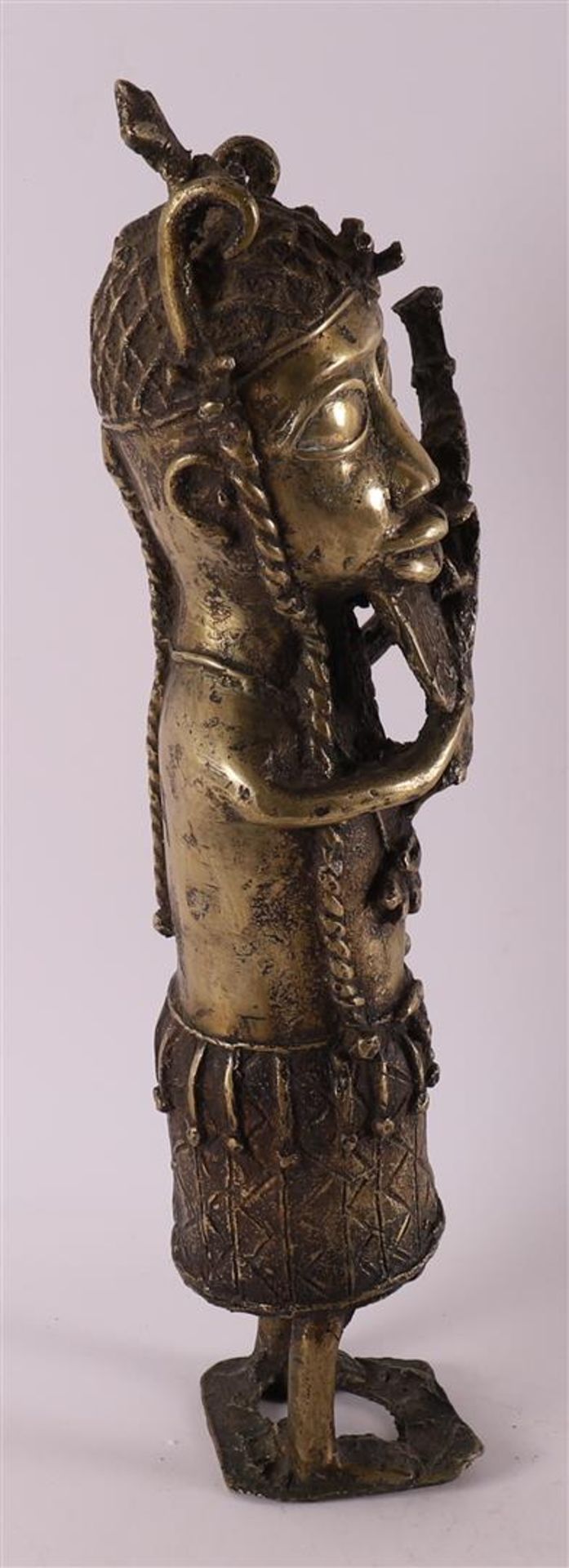 A Benin bronze of musician, Africa, Nigeria, 20th/21st century. - Bild 4 aus 4