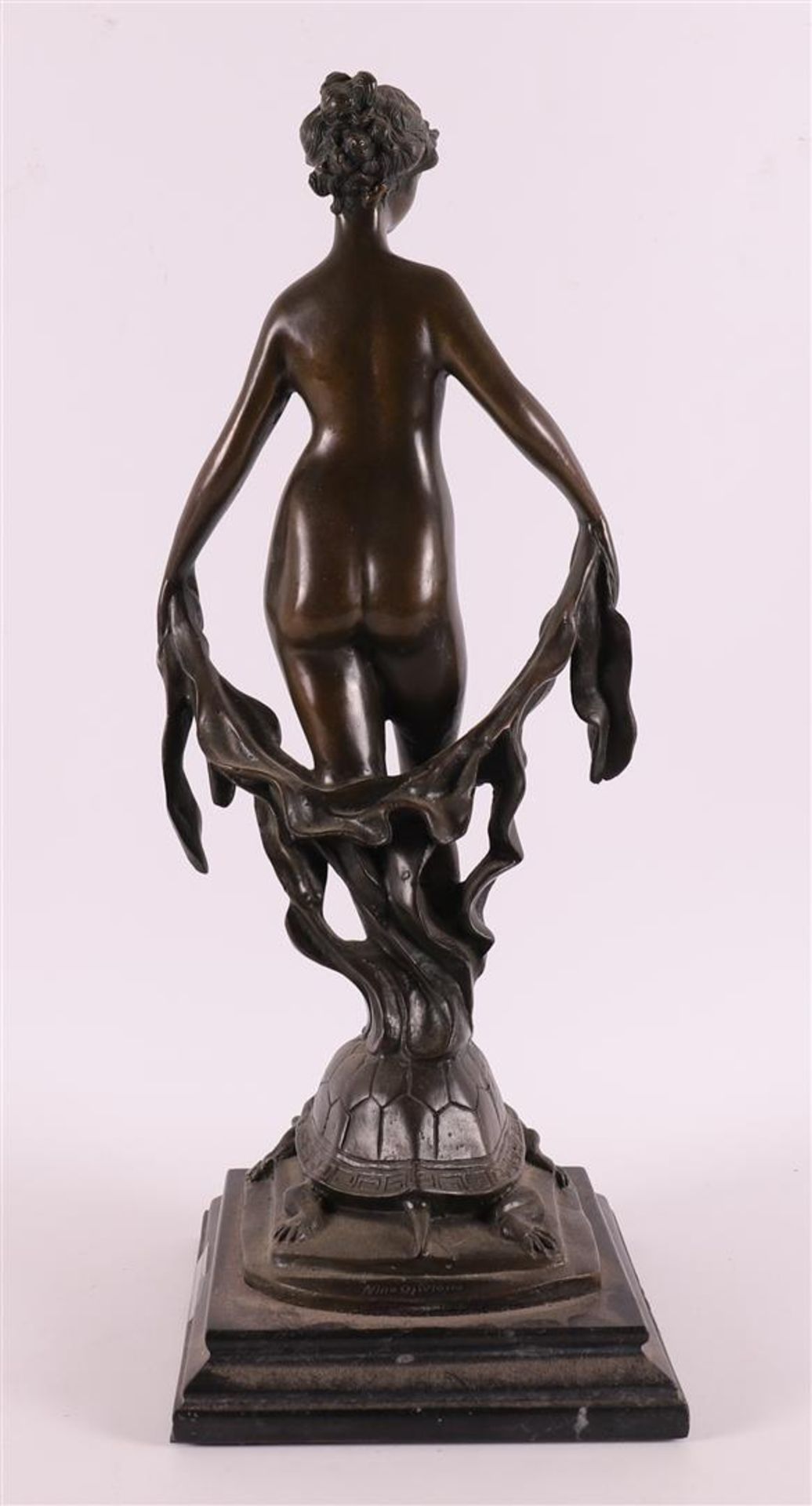 A brown patinated bronze sculpture of a female nude on tortoiseshell, 21st centu - Bild 3 aus 5
