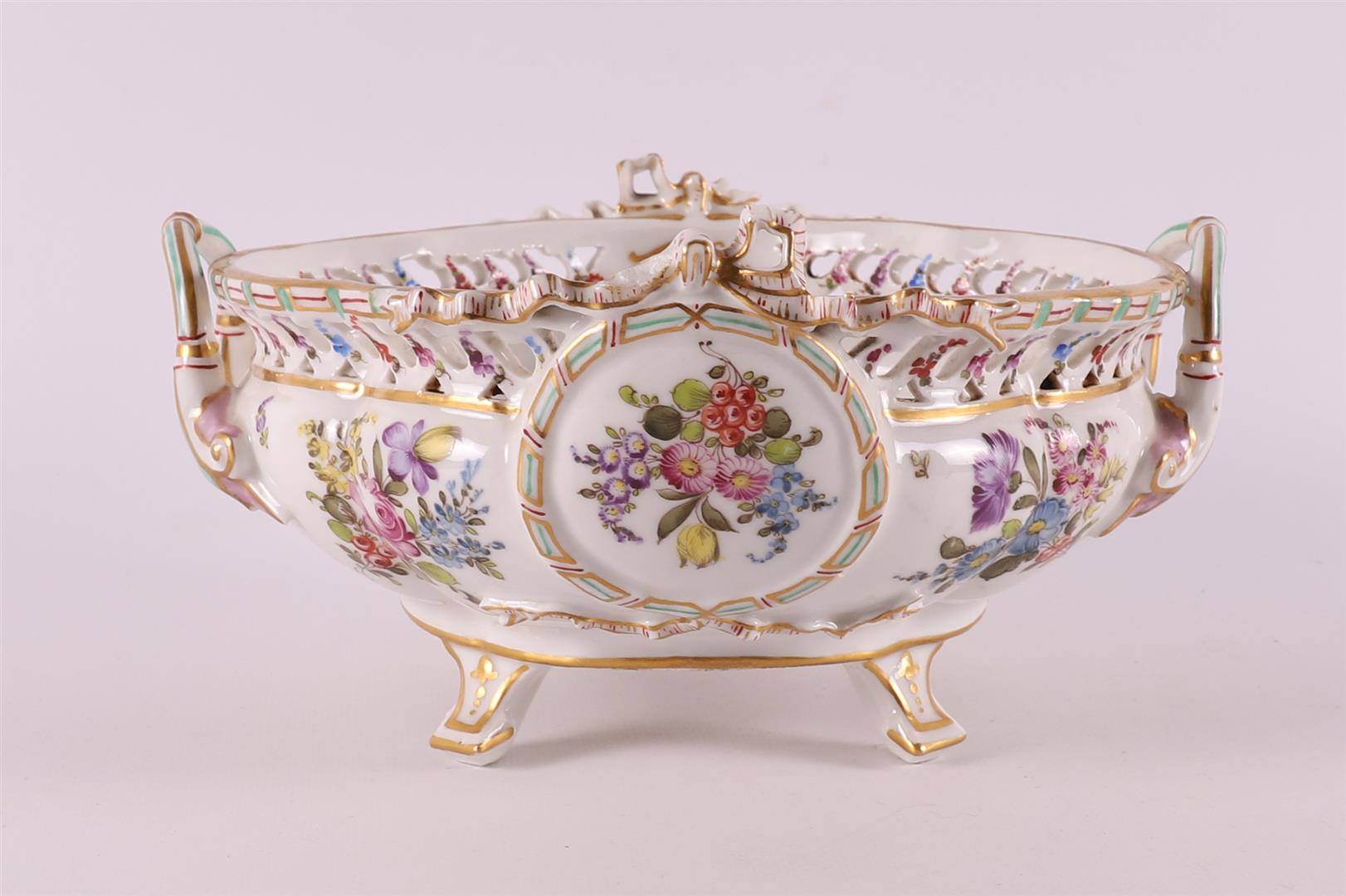 A porcelain fruit bowl, after a Meißen example, Germany, 20th century. - Bild 4 aus 9