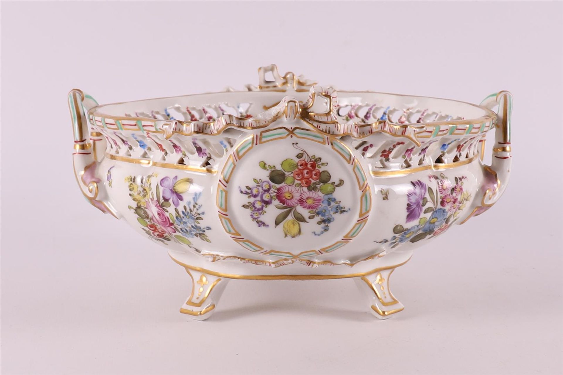 A porcelain fruit bowl, after a Meißen example, Germany, 20th century. - Bild 4 aus 9