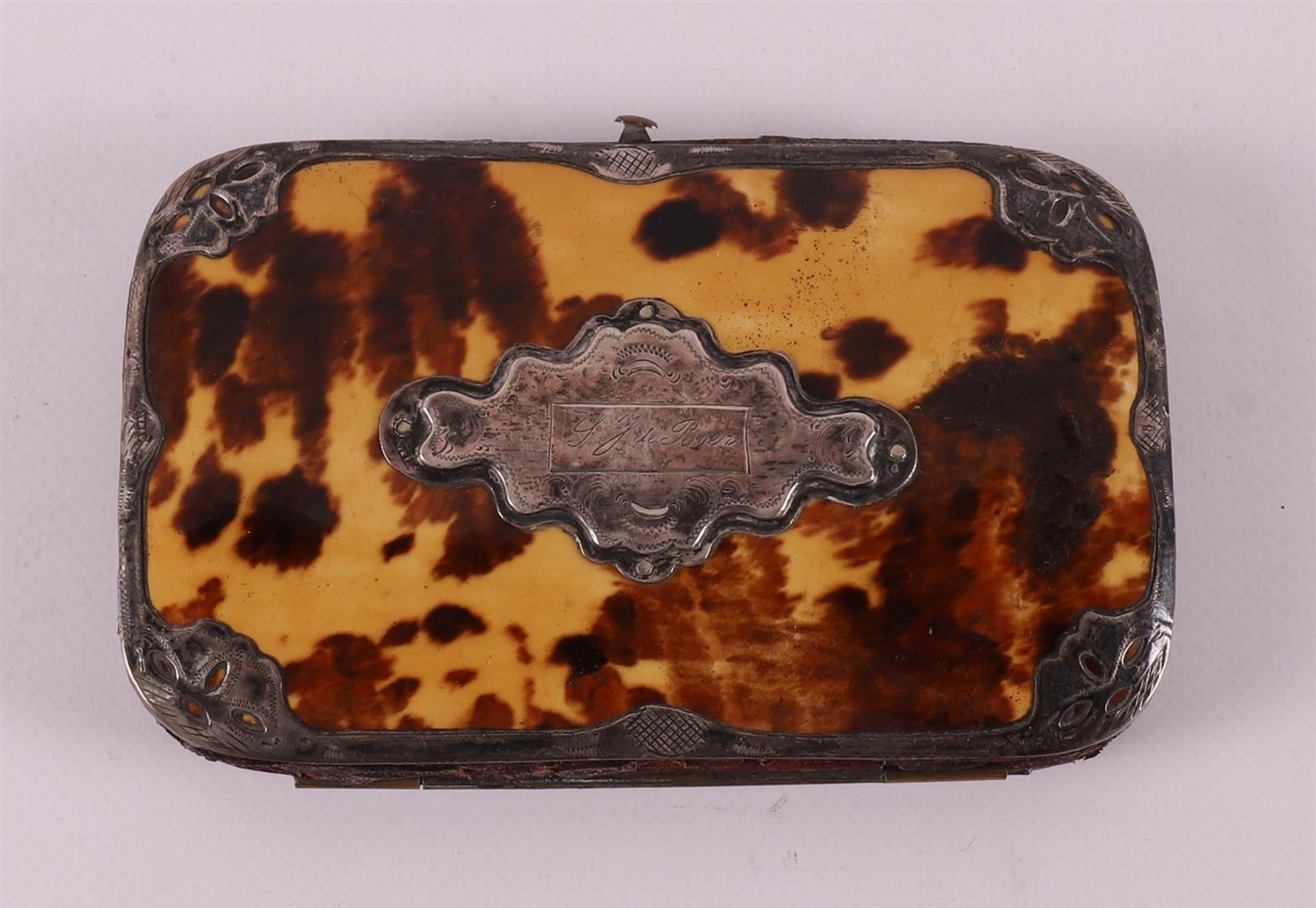 A tortoiseshell cigar case with silver frame, 19th century. - Image 2 of 3