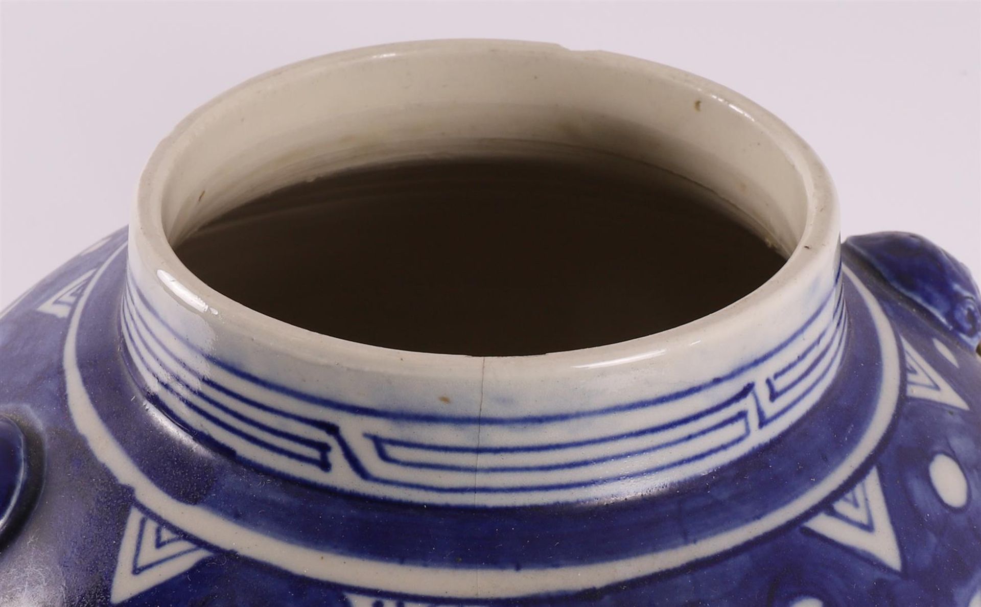 A blue/white porcelain vase with cover, China, 19th century. - Bild 6 aus 11