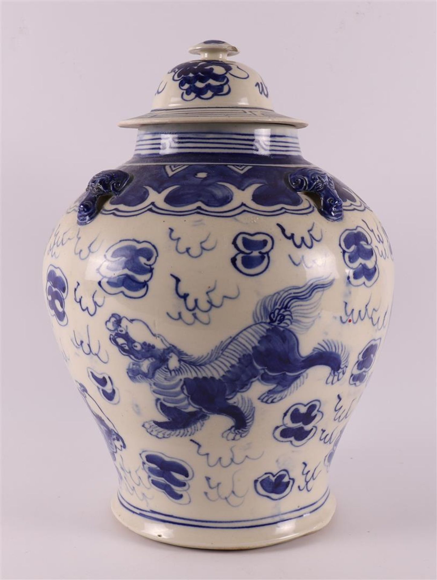 A blue/white porcelain vase with cover, China, 19th century. - Bild 3 aus 11