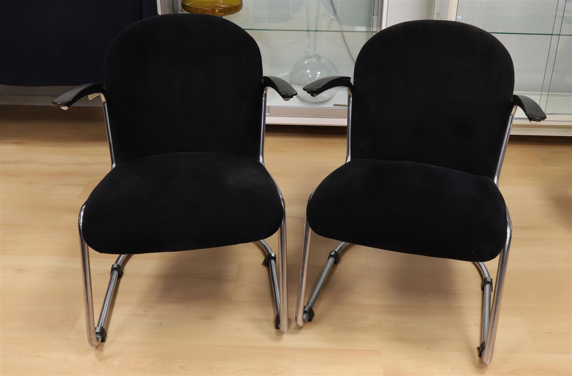A pair of 413 RH cantilever tubular chairs, design: W.H. Gispen