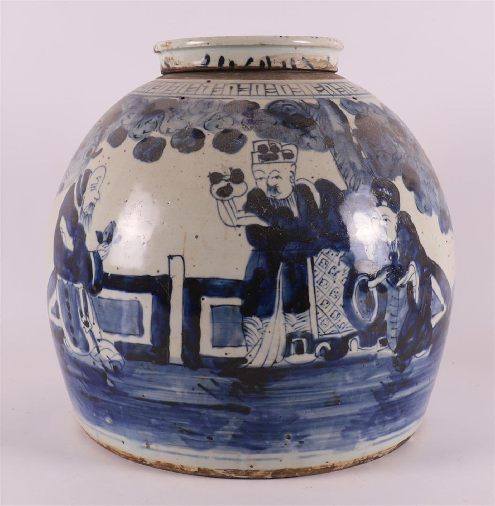 A blue/white porcelain ginger jar with lid, China, 19th century.