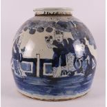 A blue/white porcelain ginger jar with lid, China, 19th century.