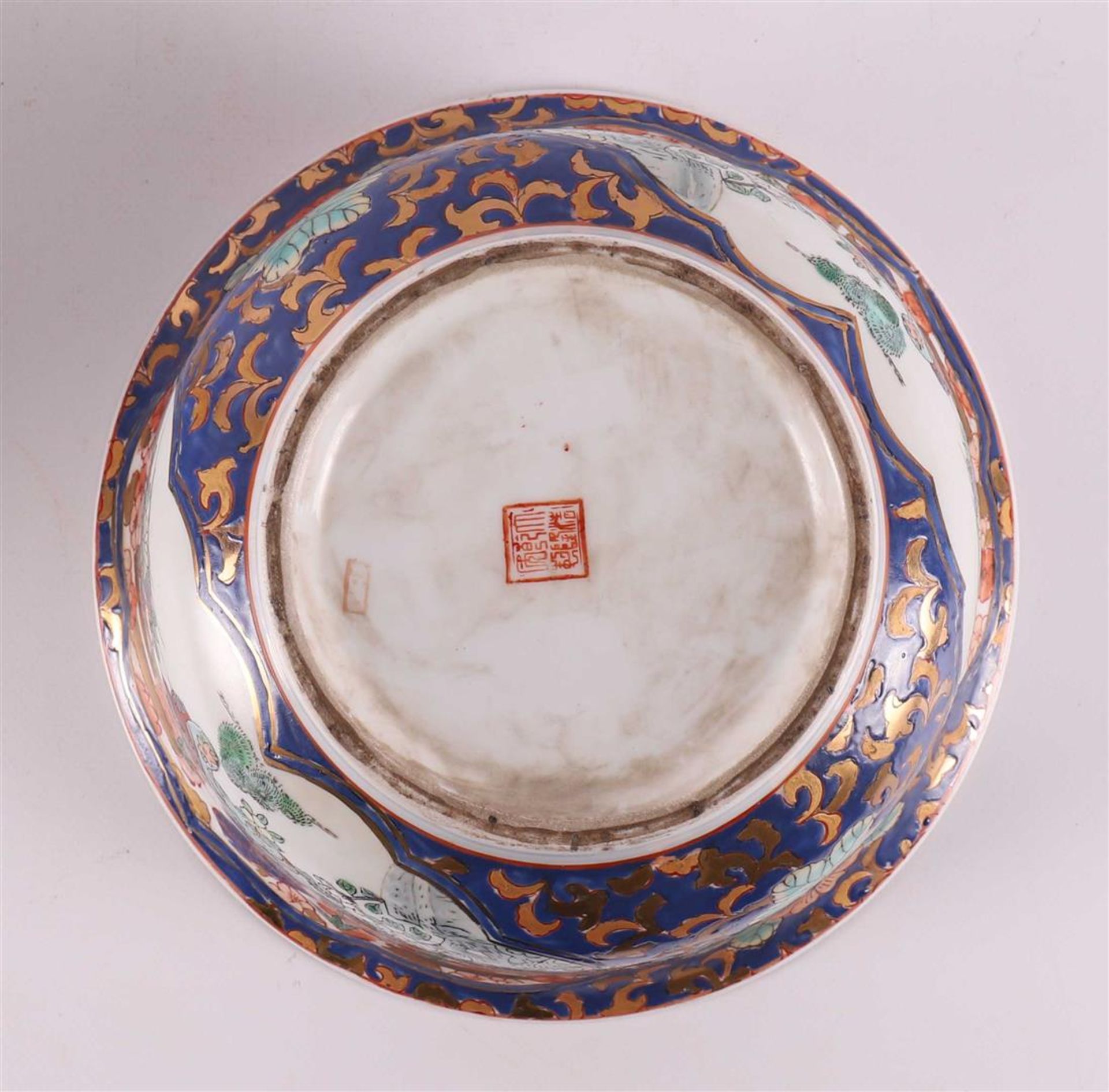 A pair of porcelain bowls on a stand, Japan, 20th century. - Bild 8 aus 8