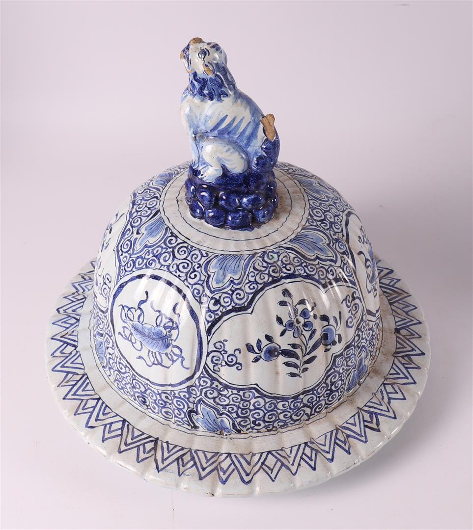 A Delft earthenware vase with lid, 19th/20th century. - Image 9 of 10