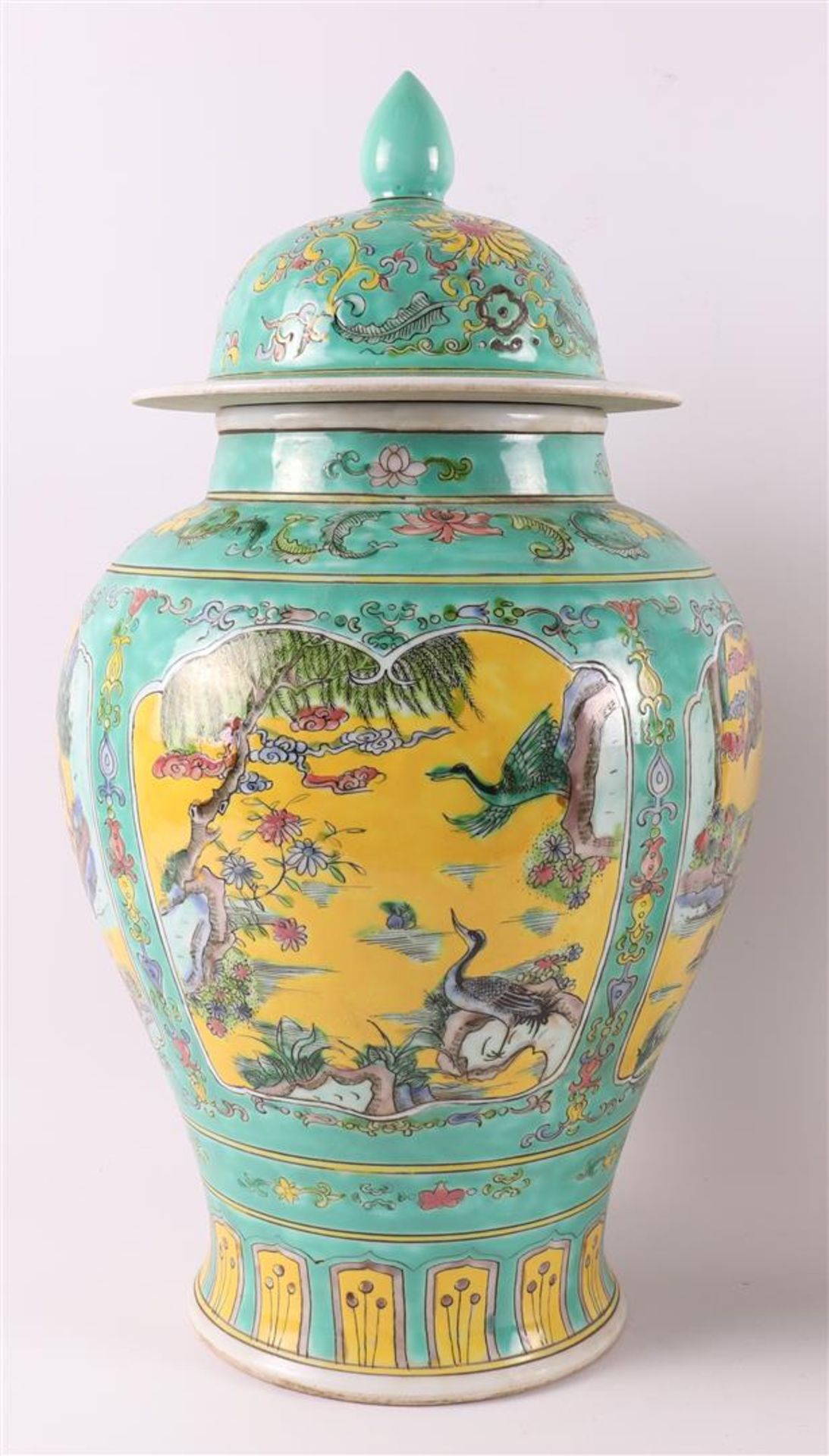 A pair of verte and jaune glazed lidded vases, China, around 1900. - Bild 2 aus 17