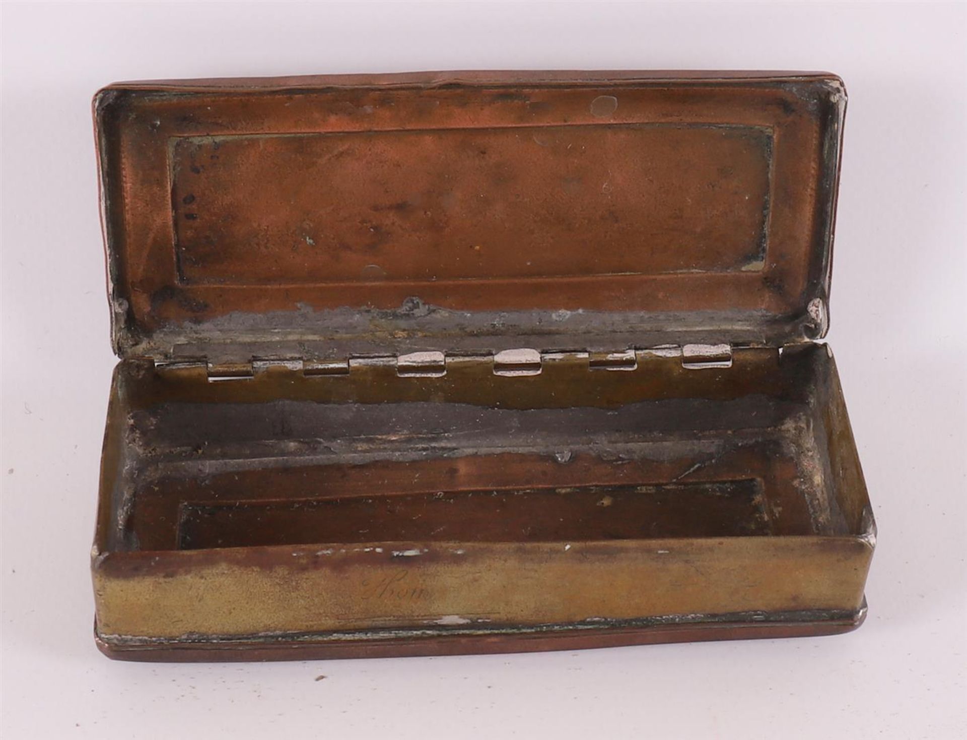 Two various brass tobacco boxes, 18th century. - Bild 7 aus 7