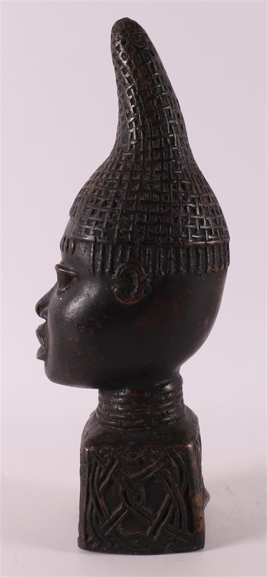 A brown patinated bronze bust of a mother, Benin style, 20th century. - Bild 2 aus 4