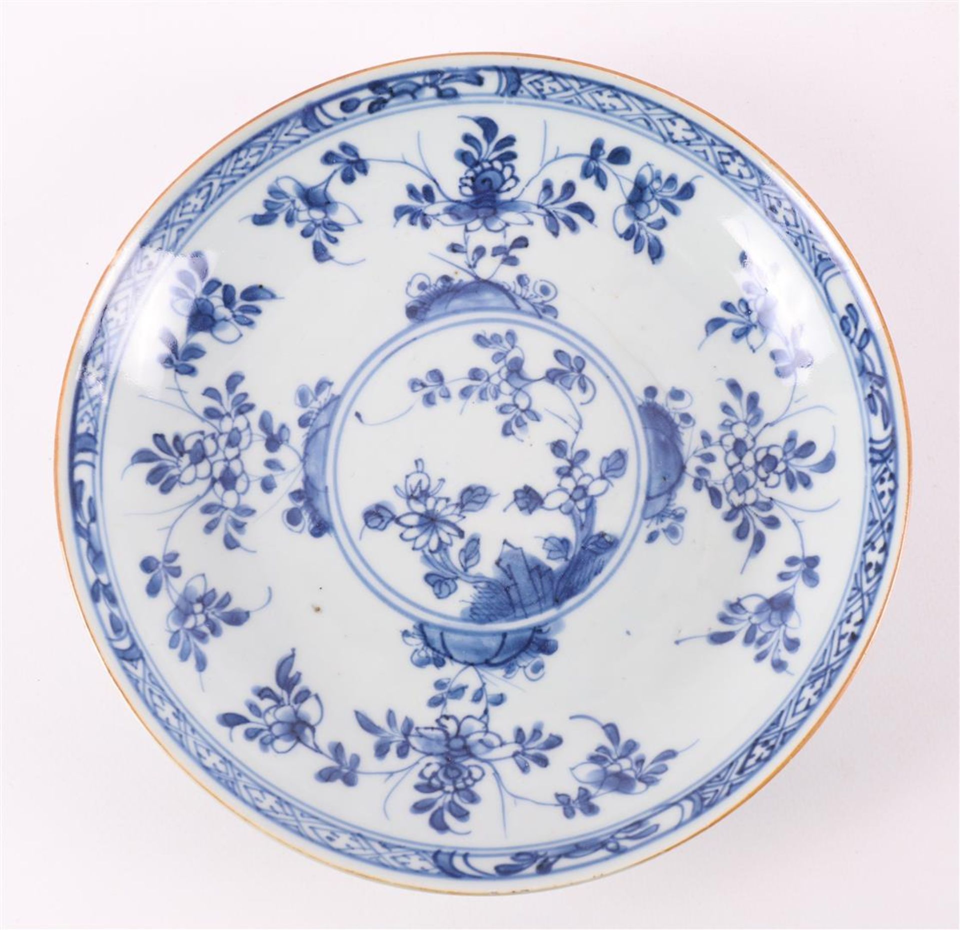 A blue/white porcelain contoured dish, China, Kangxi, around 1700. - Bild 2 aus 15