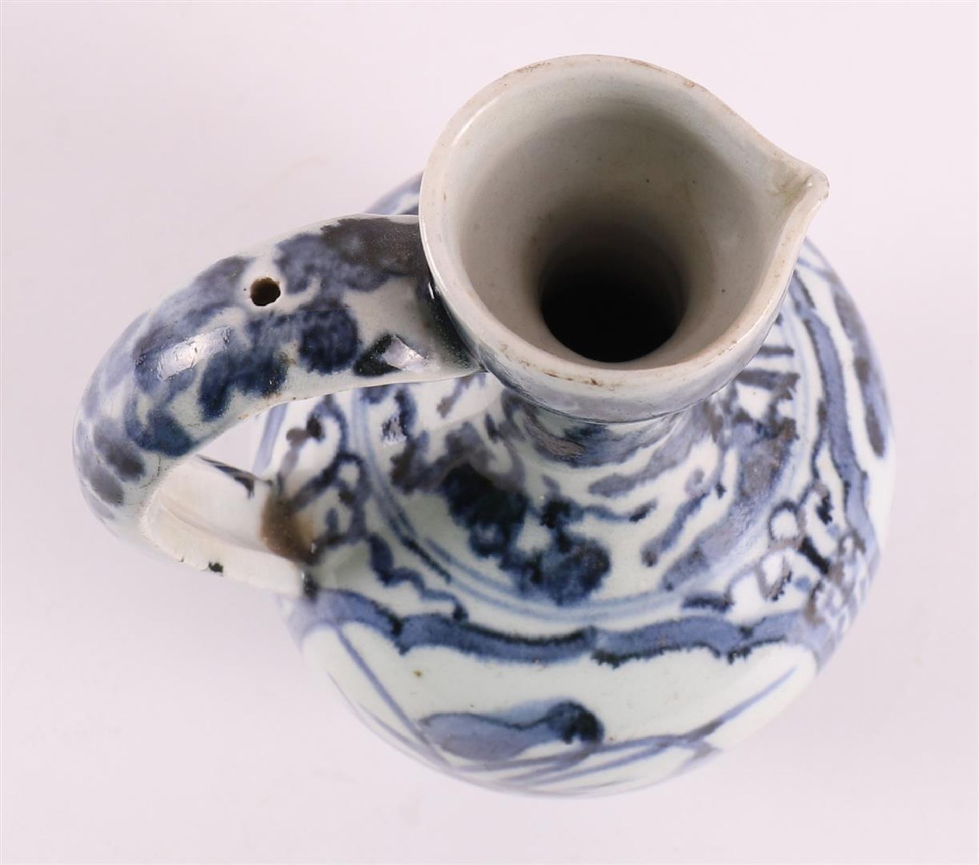 A blue/white porcelain Arita jug, Japan, 18th century. - Bild 5 aus 6