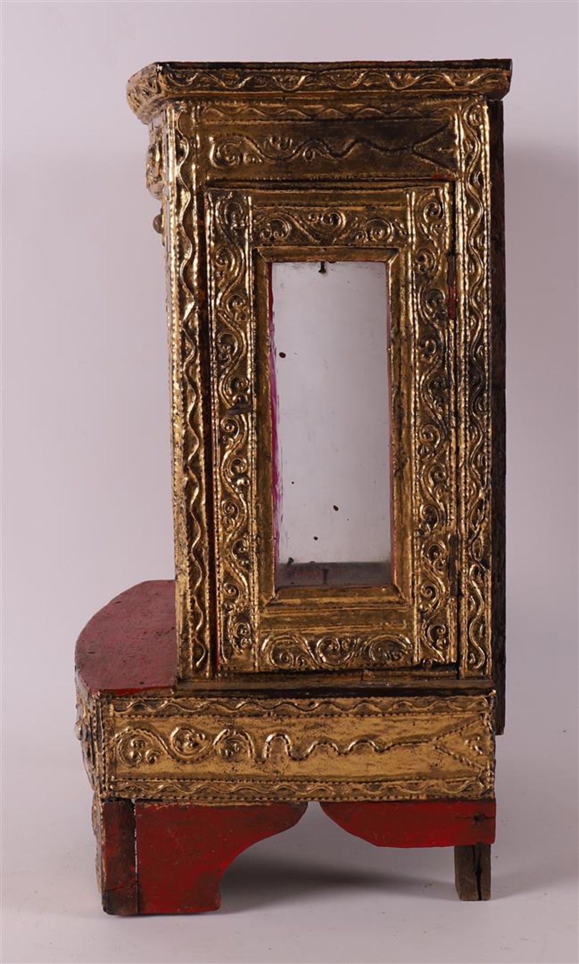 A gilded metal relic display cabinet, China 19th/20th century. - Bild 2 aus 4