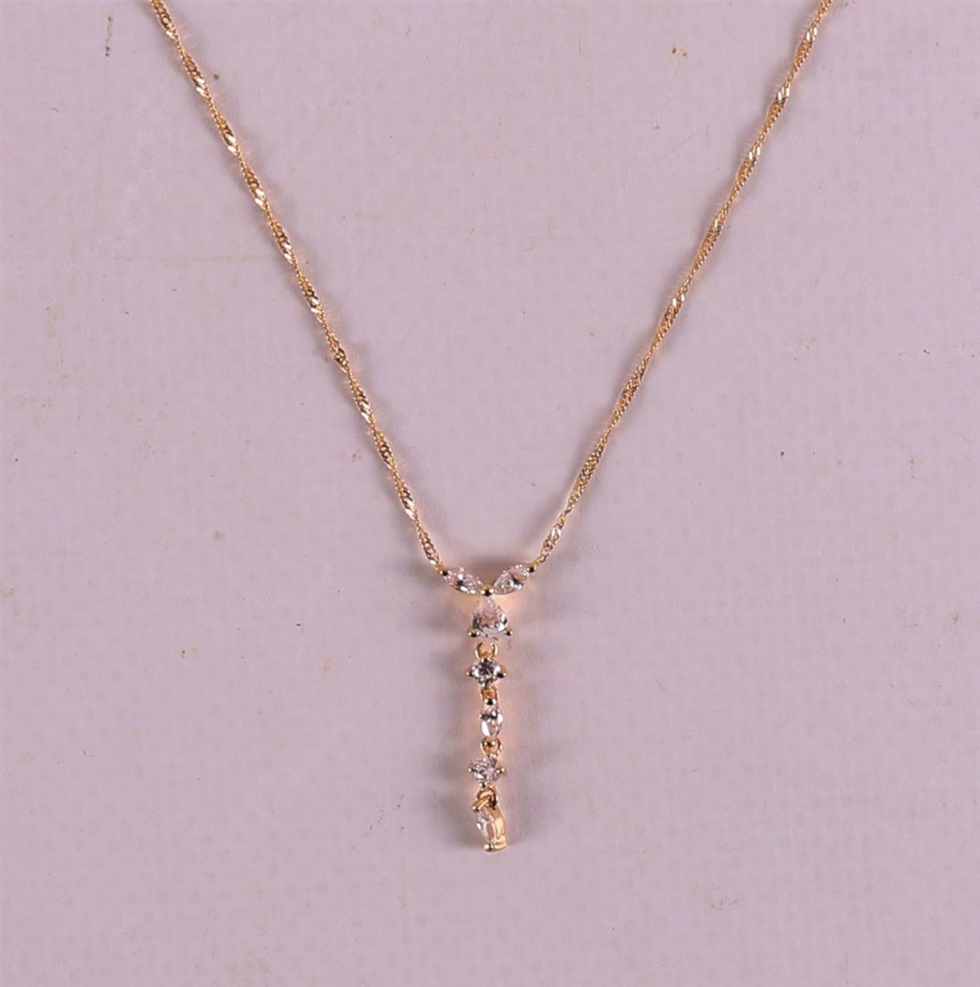 An 18 kt 750/1000 gold necklace with zirconias. - Bild 2 aus 3