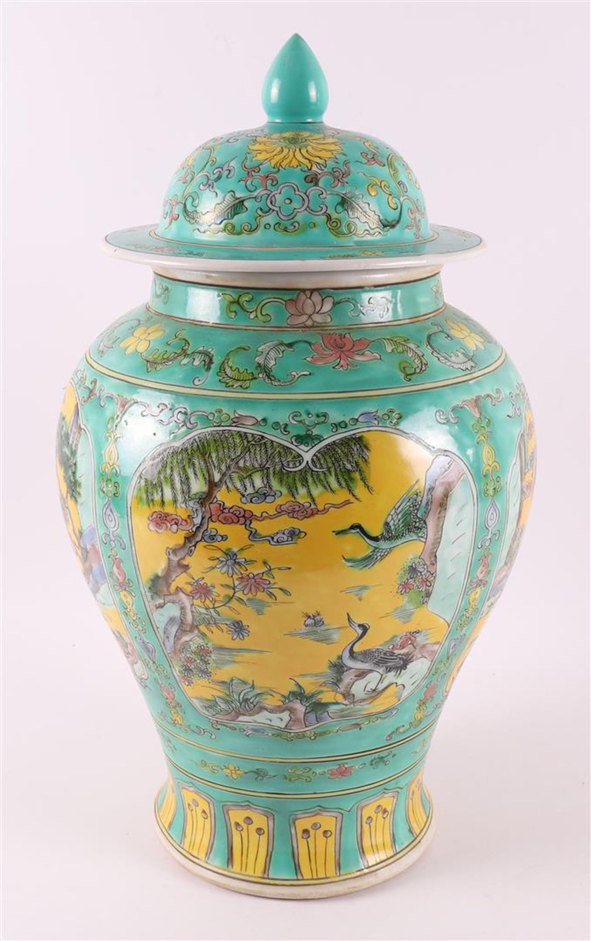 A pair of verte and jaune glazed lidded vases, China, around 1900. - Bild 10 aus 17
