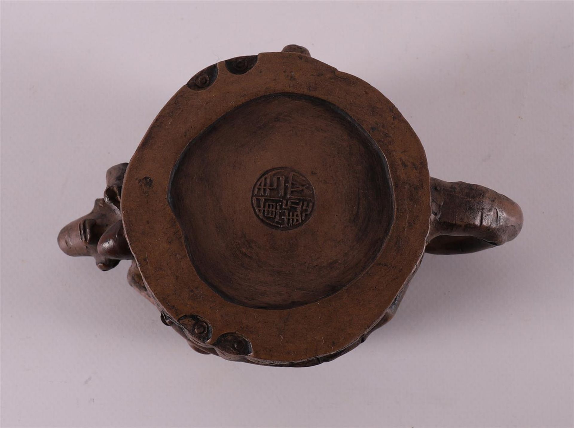 A yixing stoneware tree trunk-shaped teapot, China, 20th century. - Bild 8 aus 11