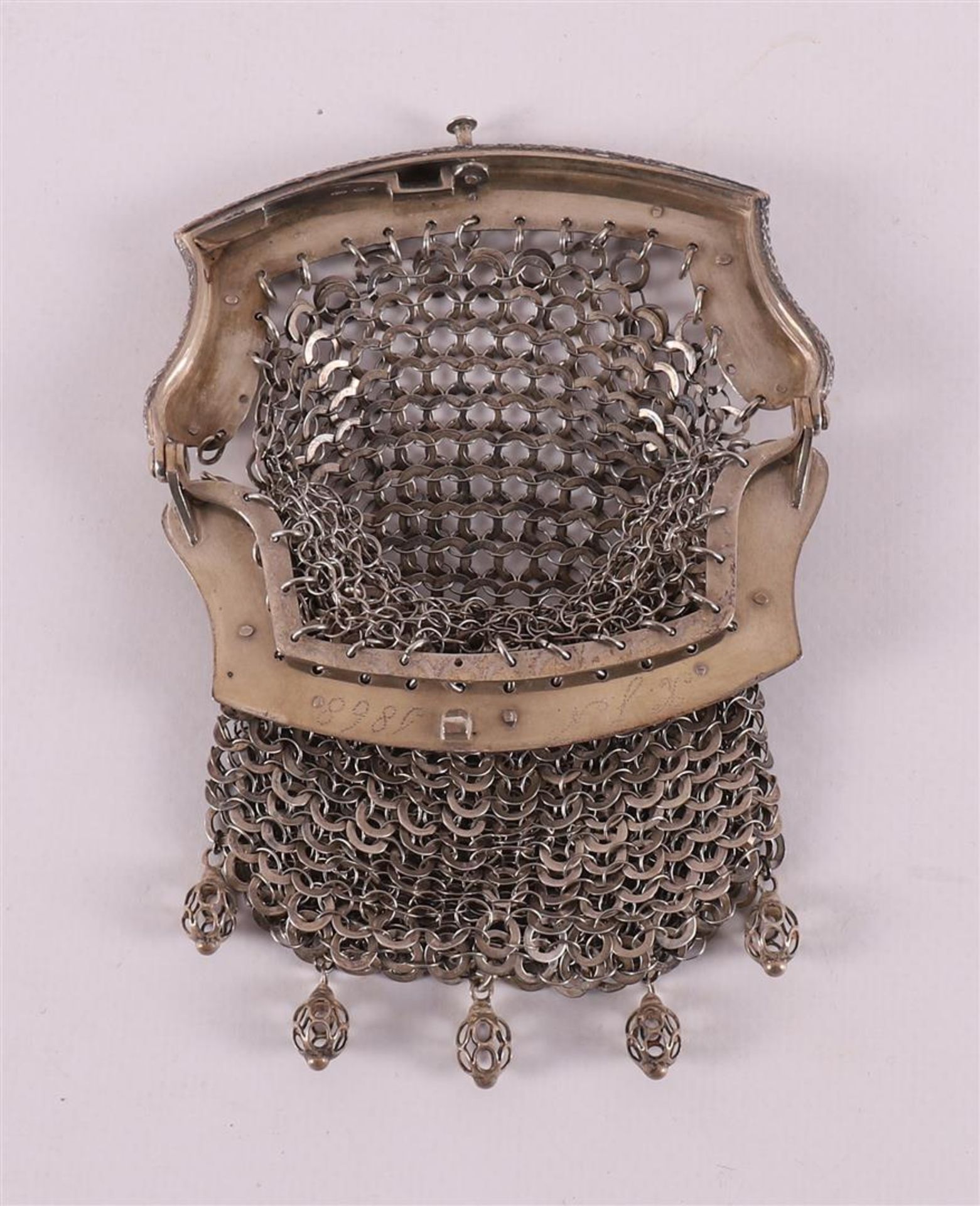 A second grade 835/1000 silver purse bracket on chain mail bag, year letter 1866 - Bild 2 aus 3